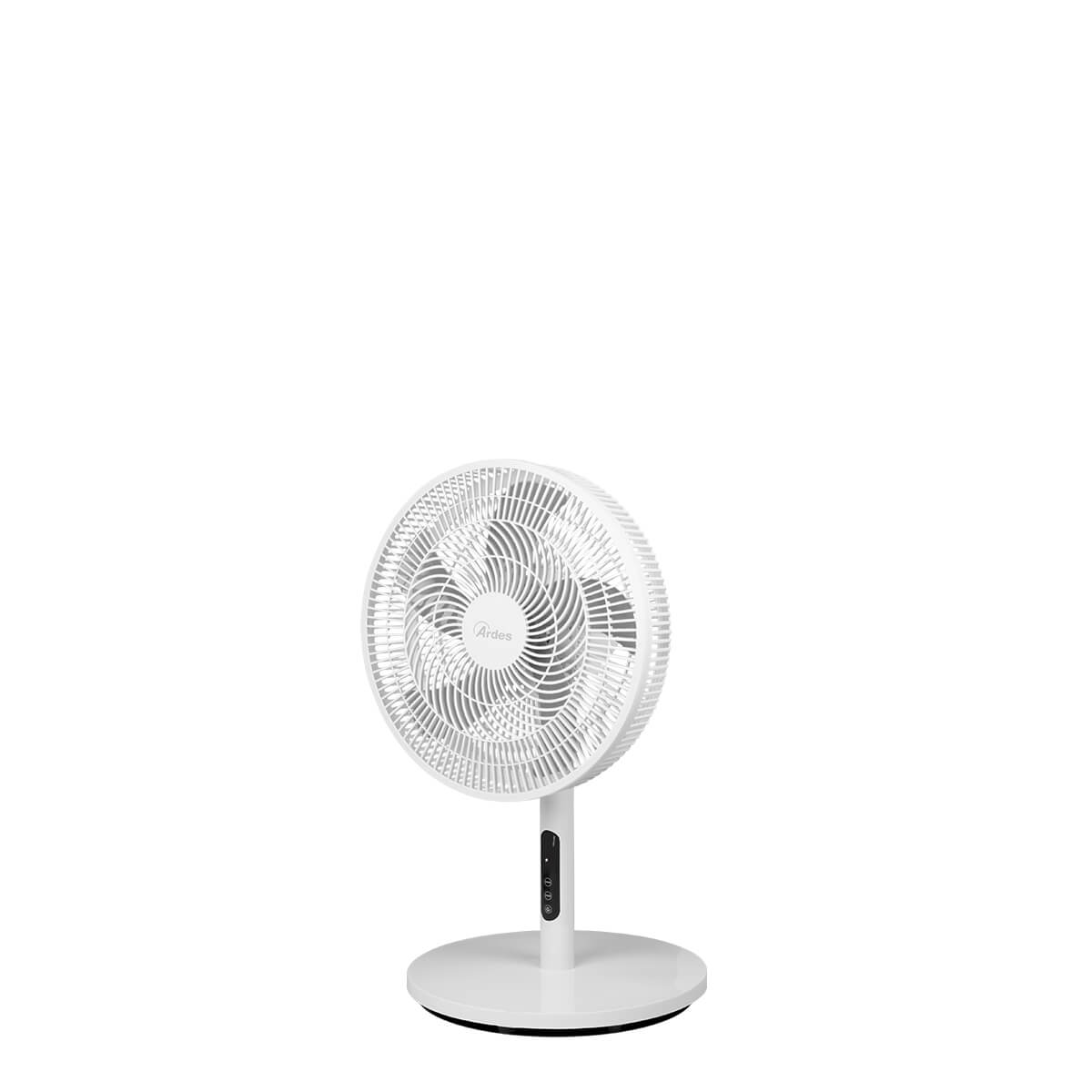 Biały wentylator elektryczny na białym stojaku. Wentylator jest okrągły i ma kratkę ochronną.
