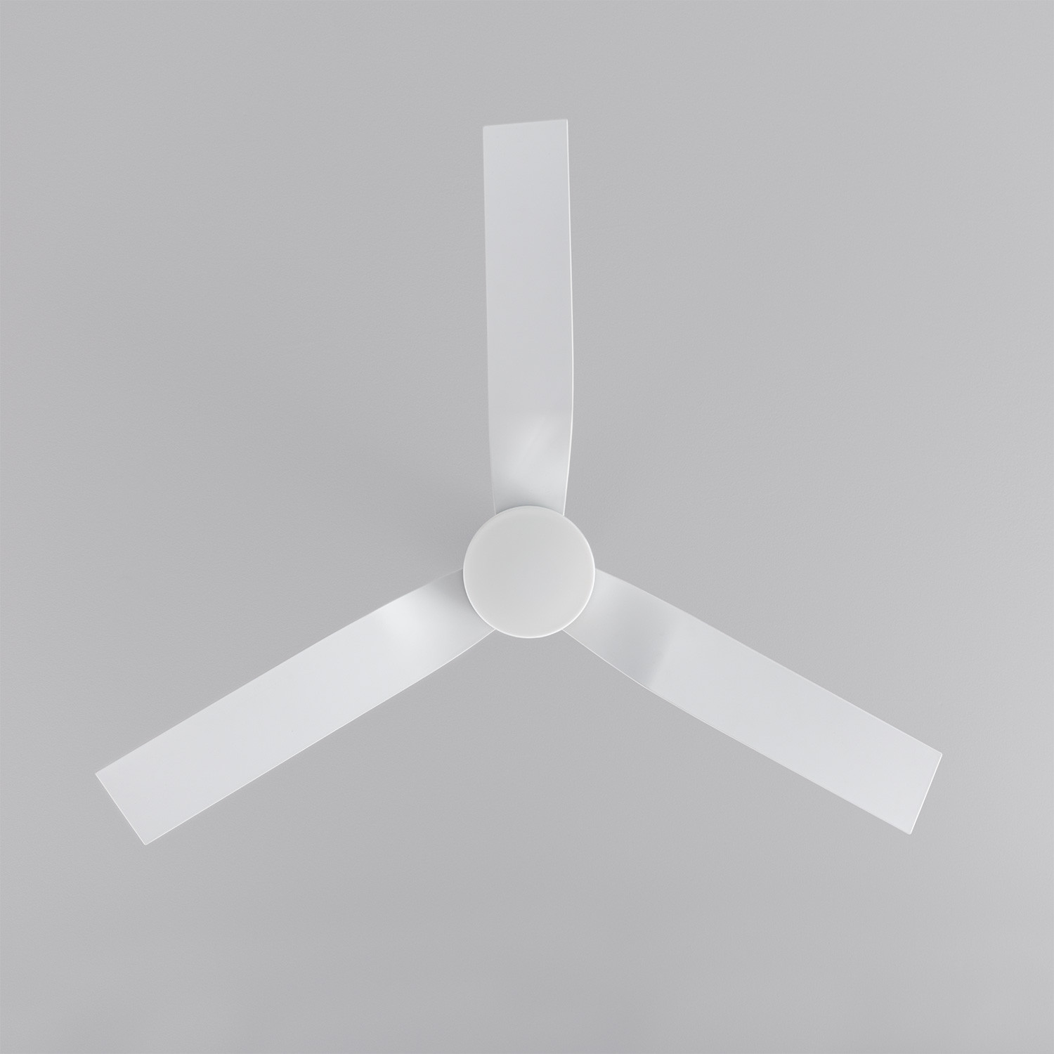 Ventilatore da soffitto bianco con tre pale su sfondo grigio, visto dal basso.