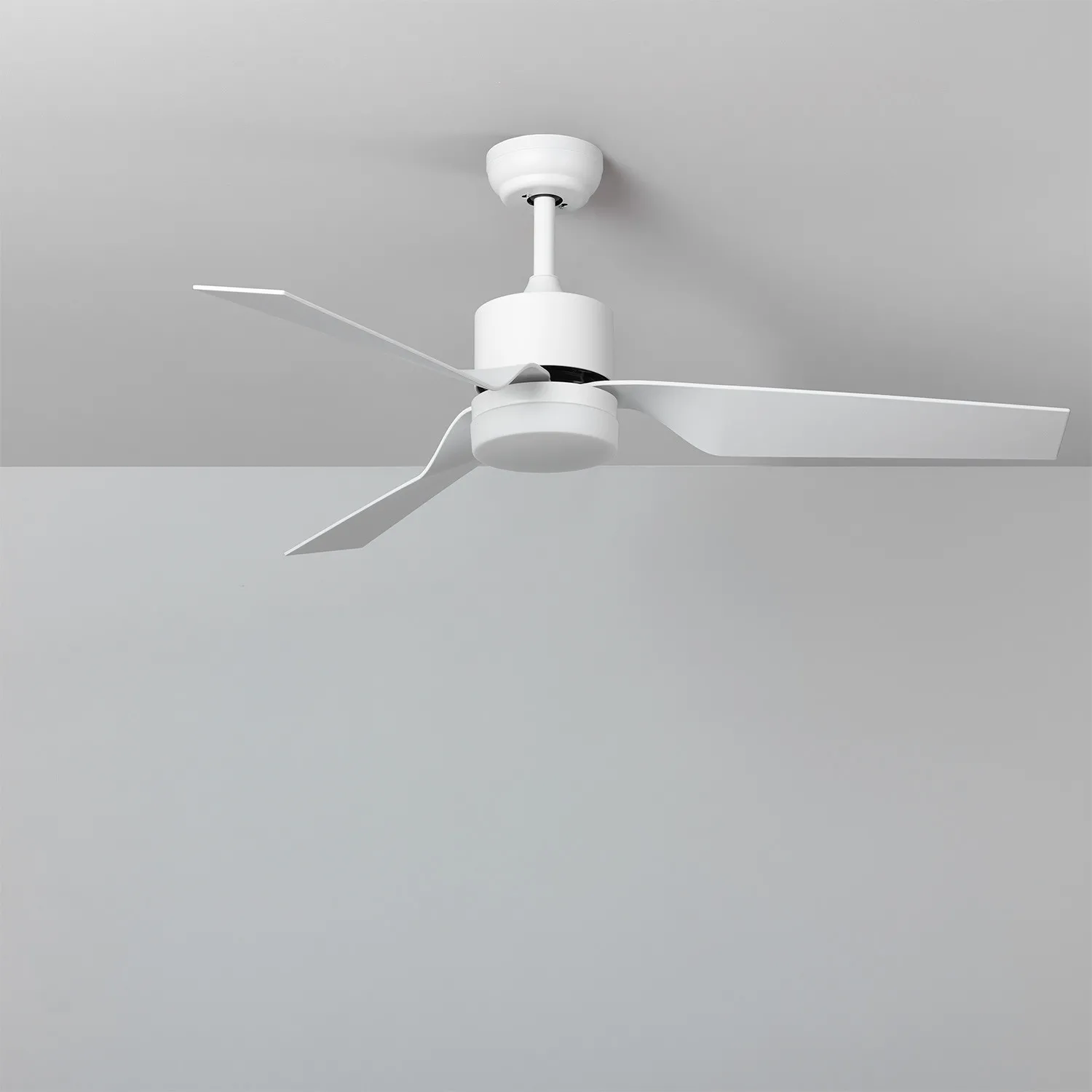Un ventilatore da soffitto bianco con tre pale, su uno sfondo grigio e bianco.