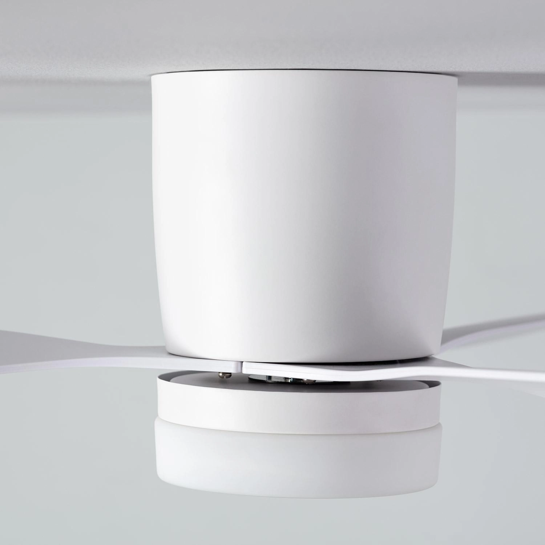Un ventilatore da soffitto bianco, vista ravvicinata. Ha un alloggiamento motore cilindrico e pale. Lo sfondo è grigio chiaro.