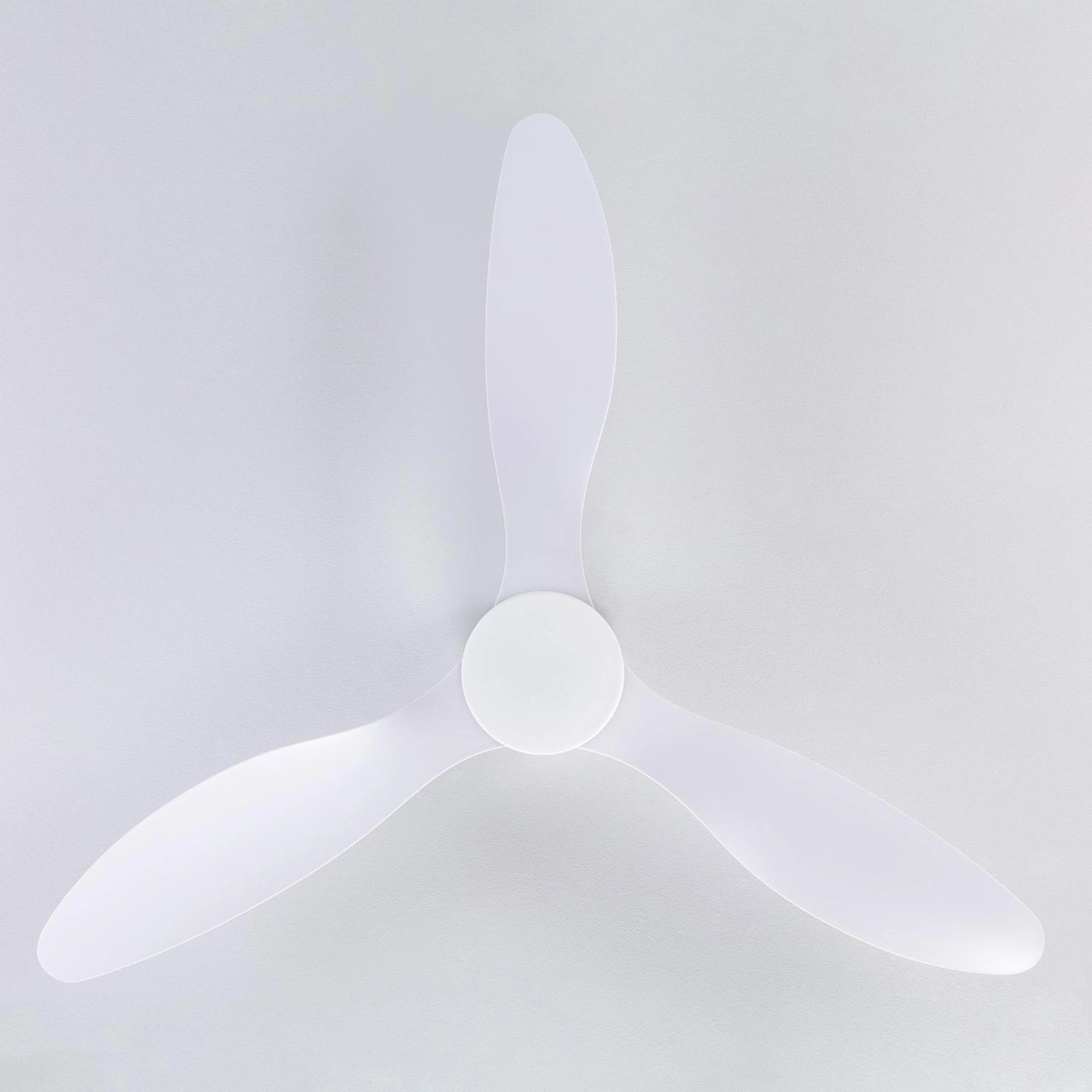 Ventilatore da soffitto bianco con tre pale curve, centrato su sfondo bianco.