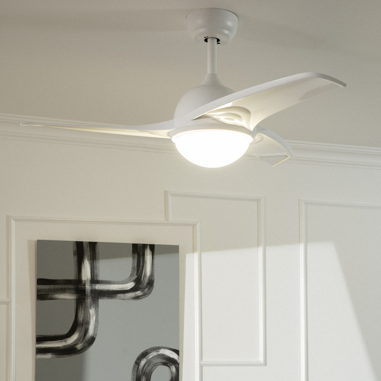 Ventilatore da soffitto bianco con luce e finiture decorative, su un muro grigio.