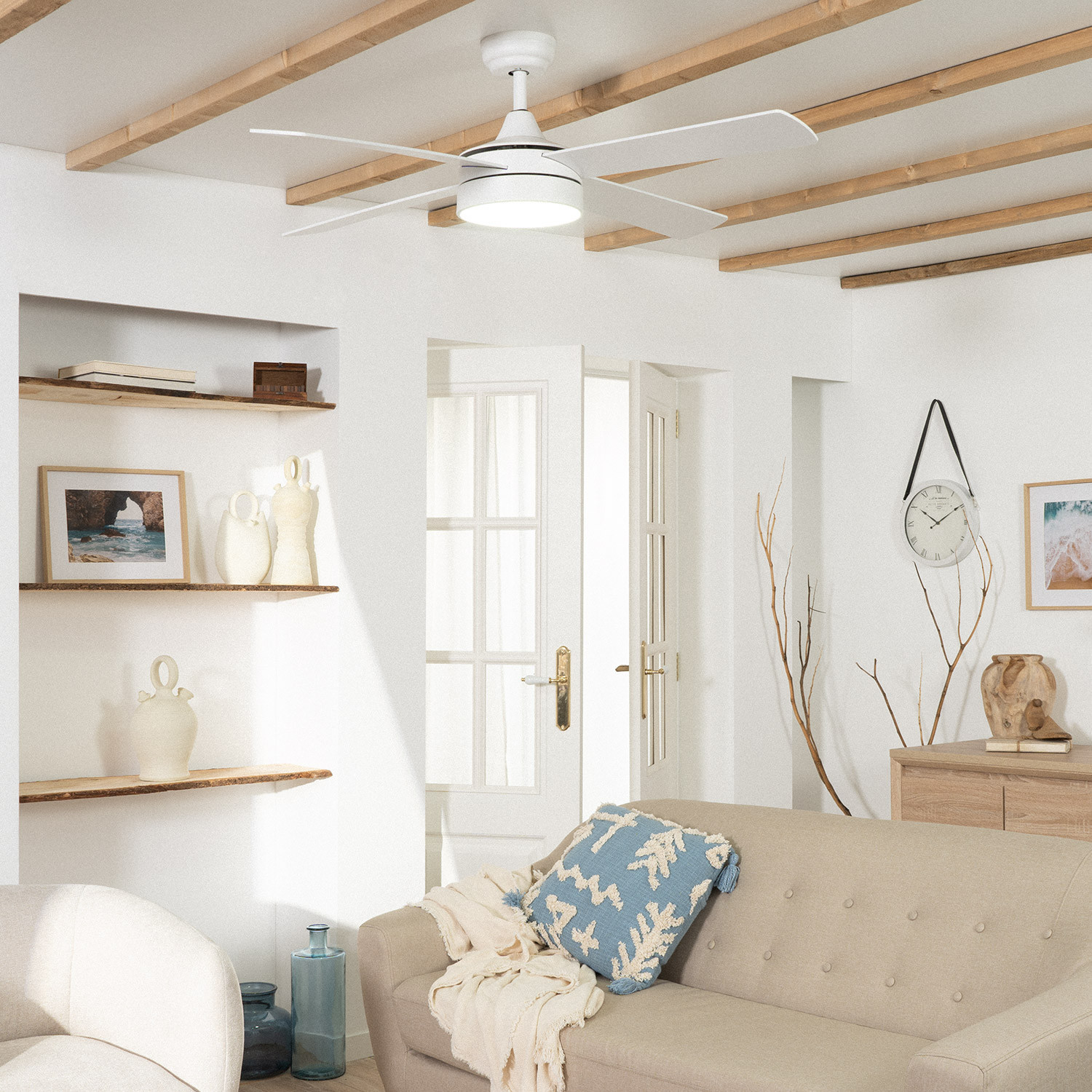 Un ventilatore da soffitto bianco con luce e travi in legno in una stanza bianca.