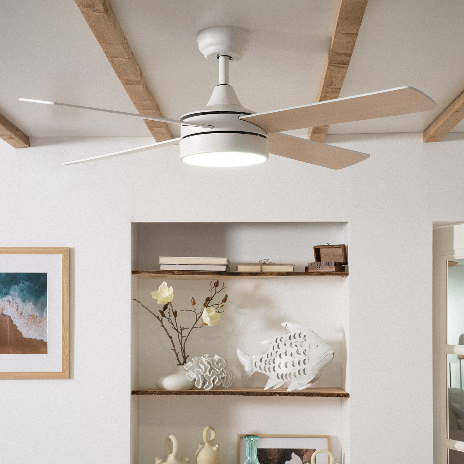 Un ventilatore da soffitto bianco con pale in legno e luce, montato su un soffitto bianco.