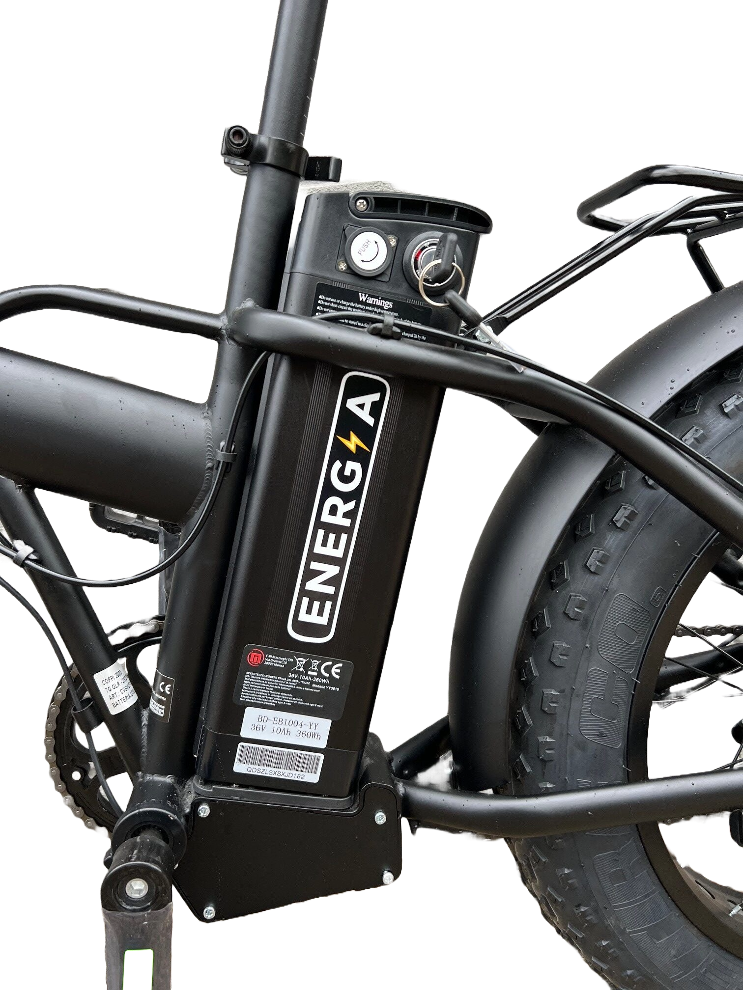 Primo piano di una batteria per e-bike, telaio nero e parafango posteriore. La bici è nera.