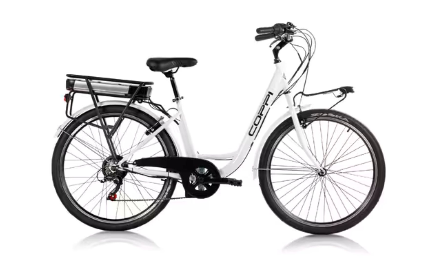 Bicicletta elettrica bianca su sfondo bianco.