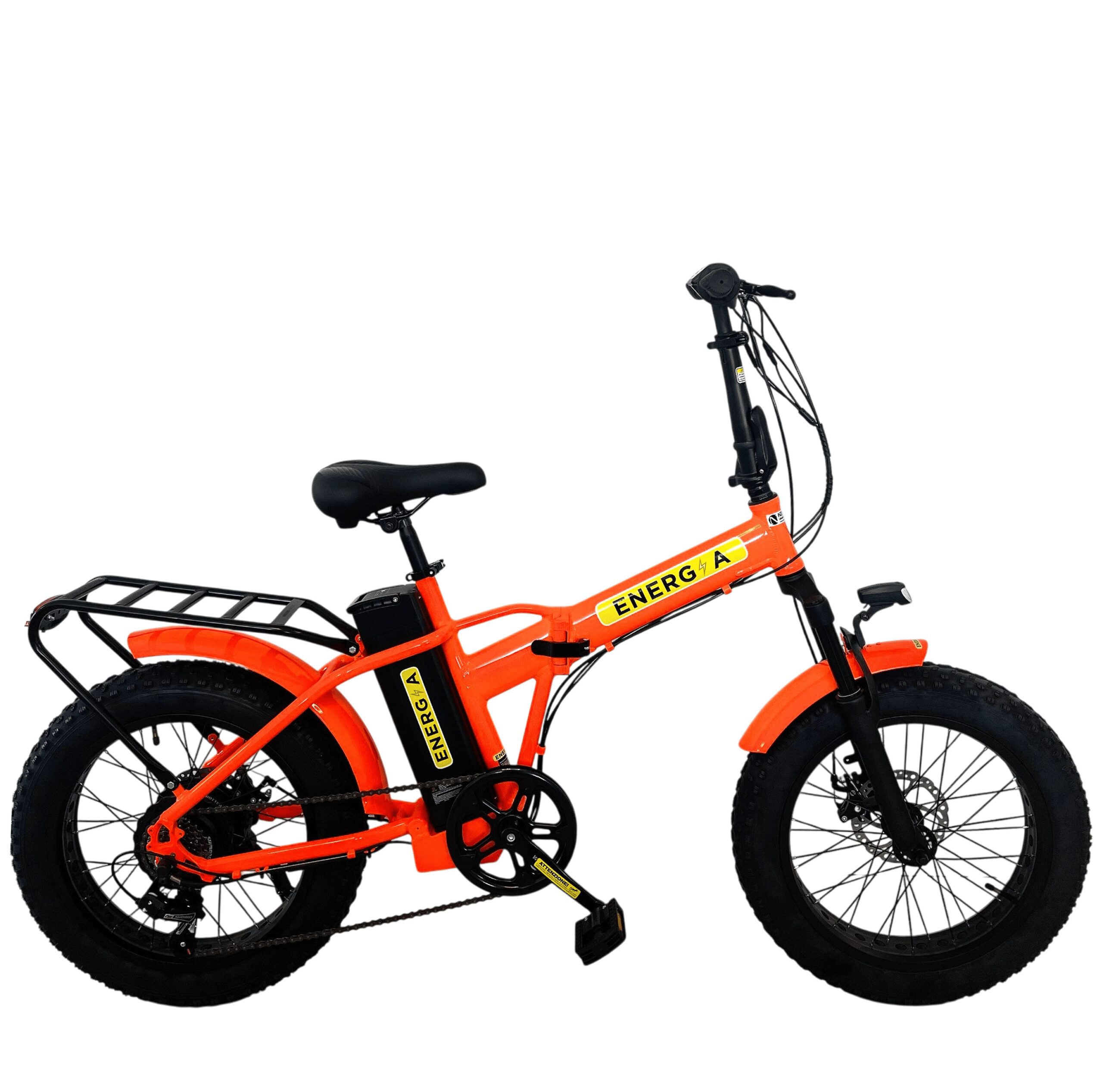 Una e-bike arancione con dettagli neri su sfondo bianco. Il marchio è ENERGA.