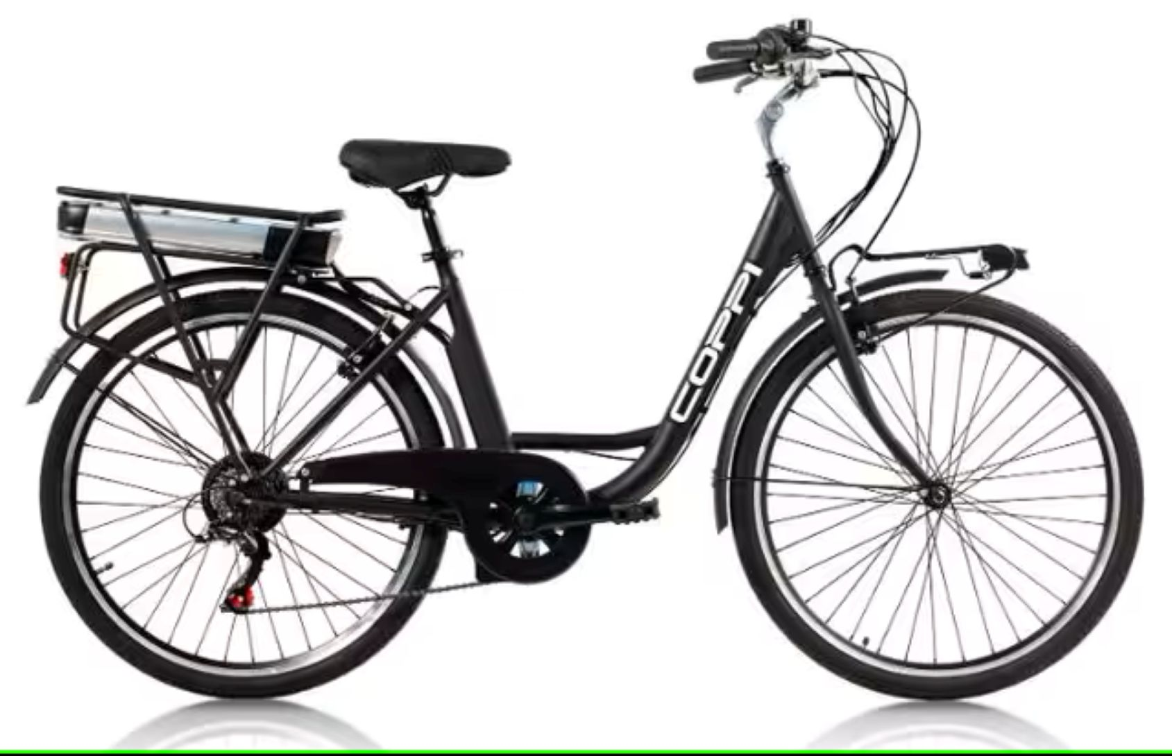 Bicicletta elettrica nera con dettagli neri. Sella nera. Sfondo bianco.