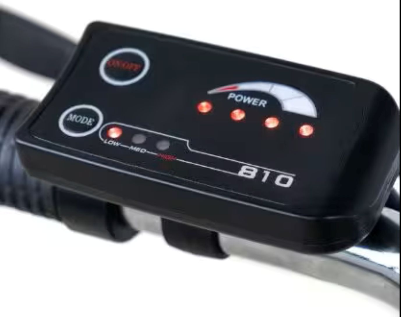 Primo piano di un pannello di controllo nero sul manubrio di una bici. Pulsanti e luci visibili.