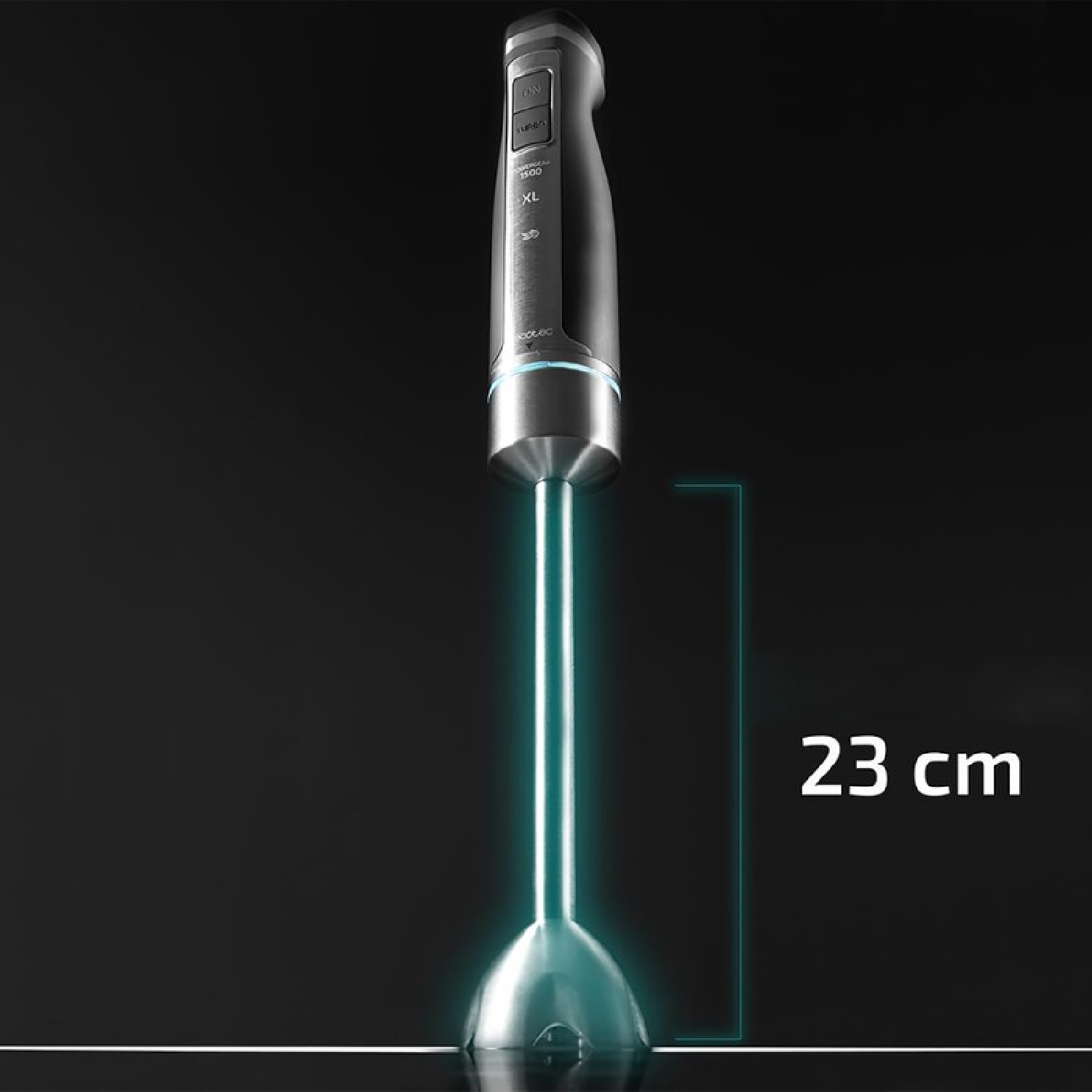 Czarny blender ręczny na czarnym tle. Pokazany jest pomiar 23 cm.