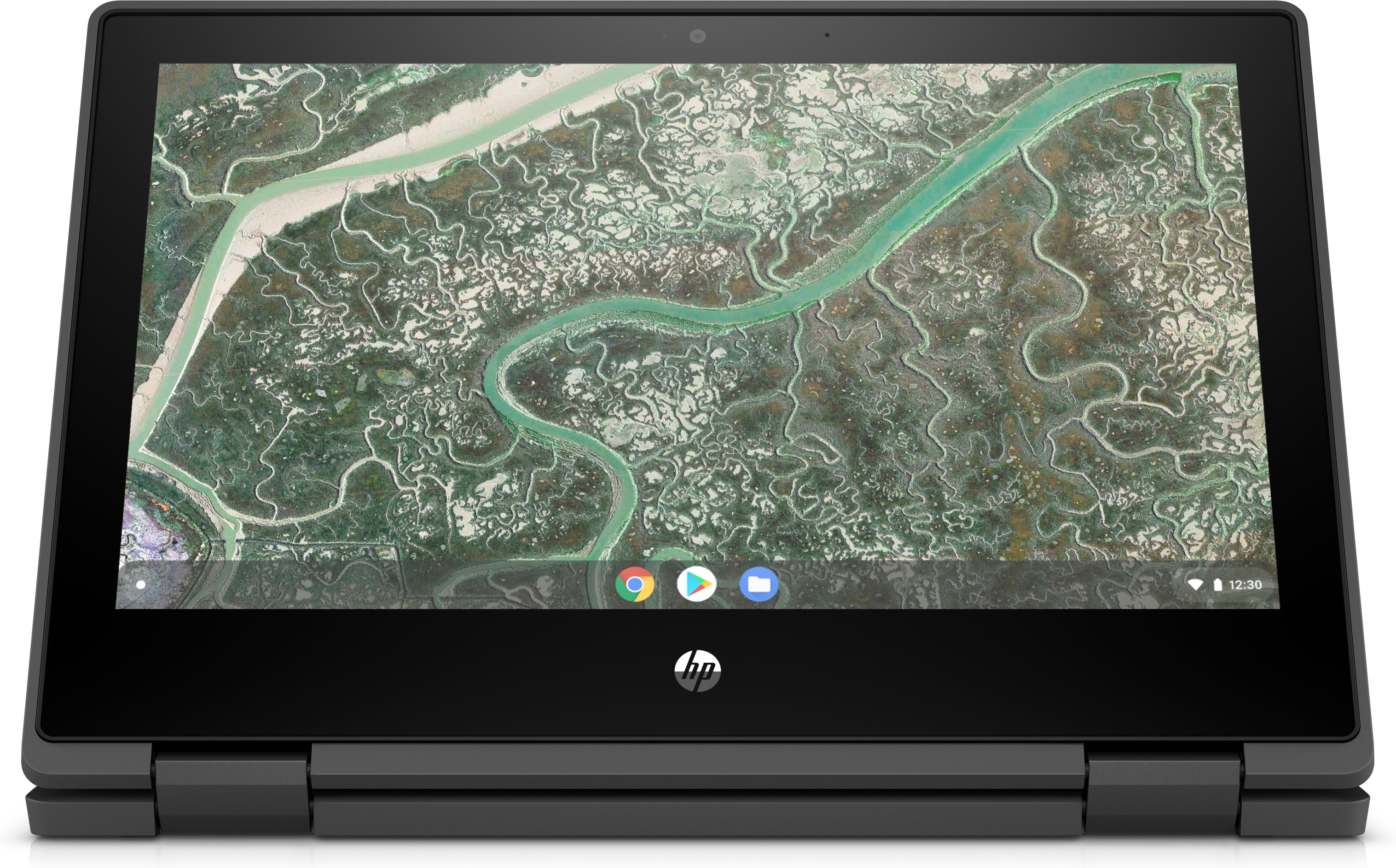 Ordenador portátil negro con vista satelital en pantalla, abierto sobre una mesa.