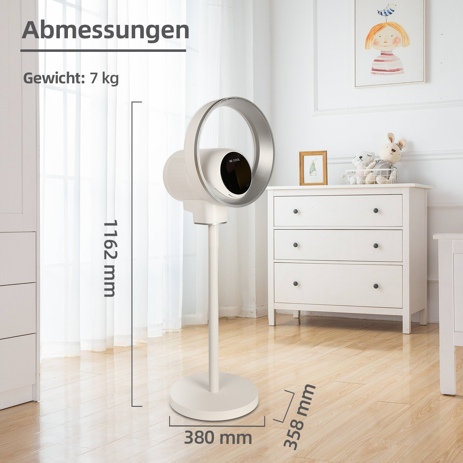Weißer, blattloser Ventilator mit Abmessungen, Gewicht 7 kg, steht in einem hellen Raum. Eine weiße Kommode, Kunst und Holzboden sind im Hintergrund.