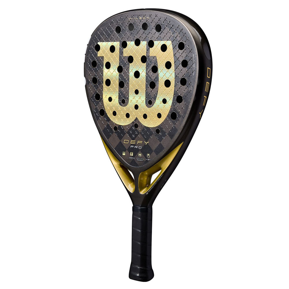 Racchetta da padel Wilson Defy Pro nera e oro. La racchetta ha il logo Wilson e molti fori sulla faccia.