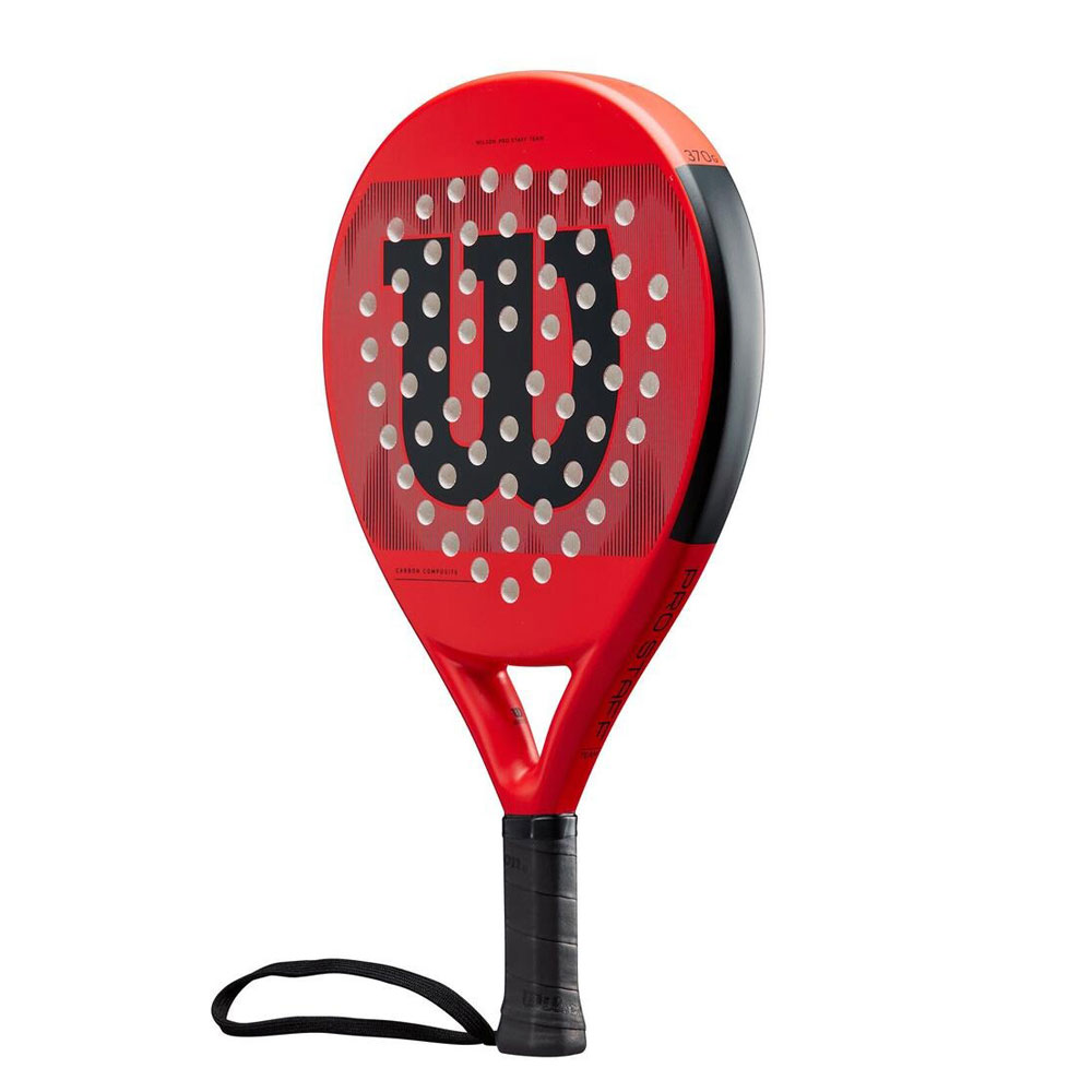 Racchetta da padel Wilson rossa con manico nero. Lo sfondo è bianco.