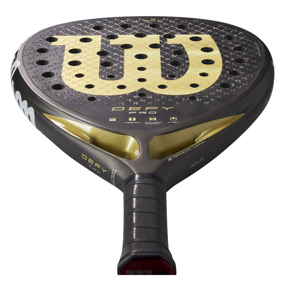 Racchetta da padel Wilson nera e oro. Lo sfondo è bianco.