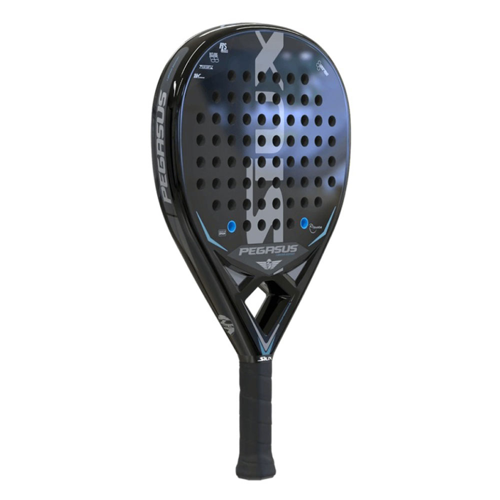 Una racchetta da padel nera e grigia. Ha un manico e una superficie nera con fori. Lo sfondo è bianco.