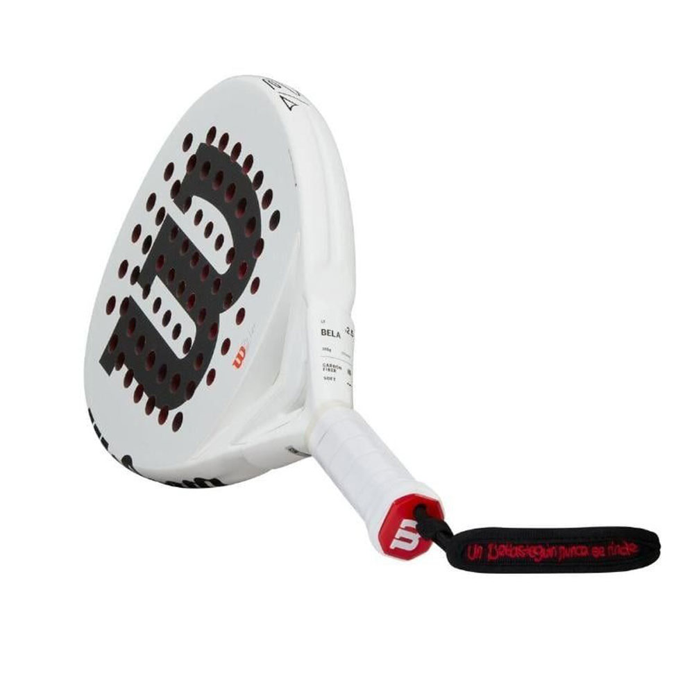 Una racchetta da padel Wilson Bela bianca e nera, con l'impugnatura rivolta verso lo spettatore. Lo sfondo è bianco.