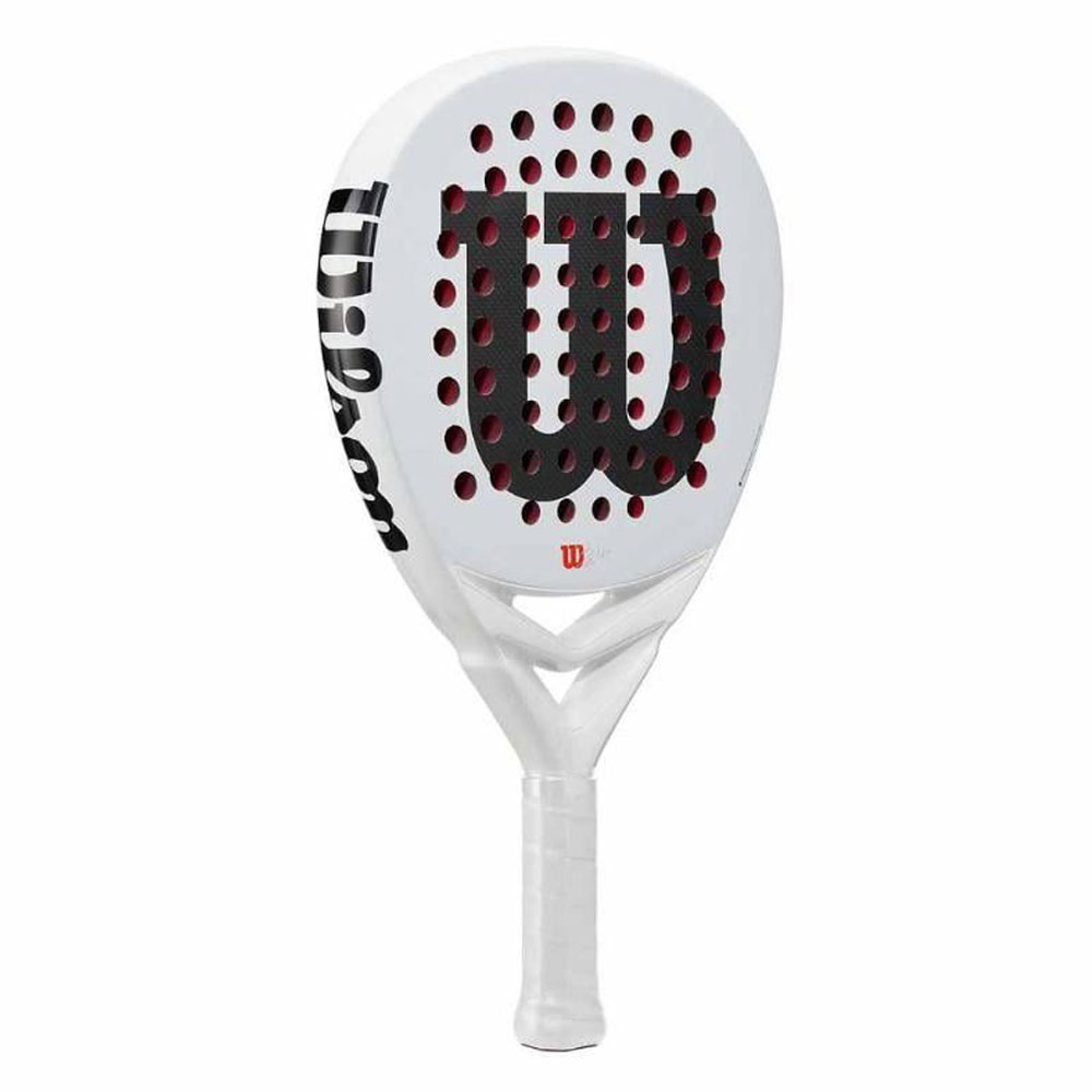 Una racchetta da padel bianca con un logo nero, ha dei fori sulla superficie. Lo sfondo è bianco.