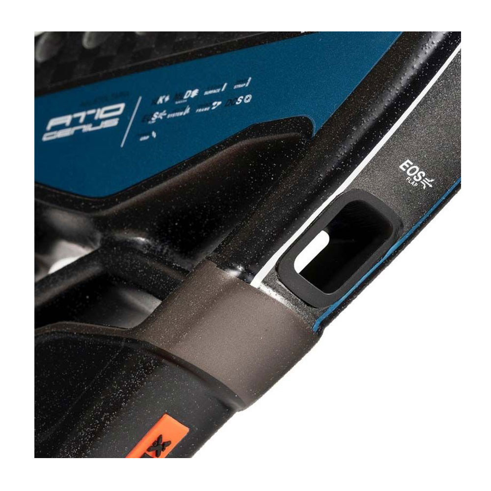 Primer plano del marco de una pala de pádel. Negro y azul con texto y logotipos.