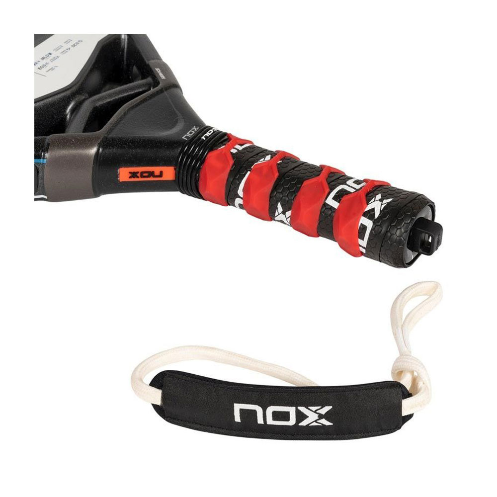 Empuñadura de pala de pádel con agarre rojo y negro, y una correa de muñeca negra con texto NOX blanco.