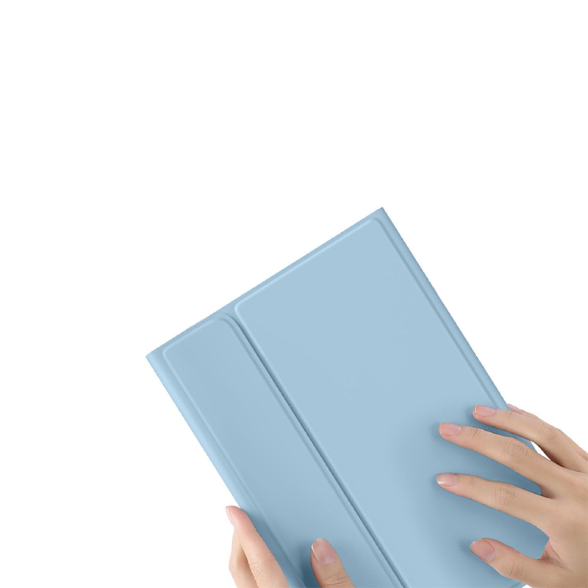Handen van een persoon die een lichtblauwe tabletcover vasthouden, tegen een witte achtergrond.