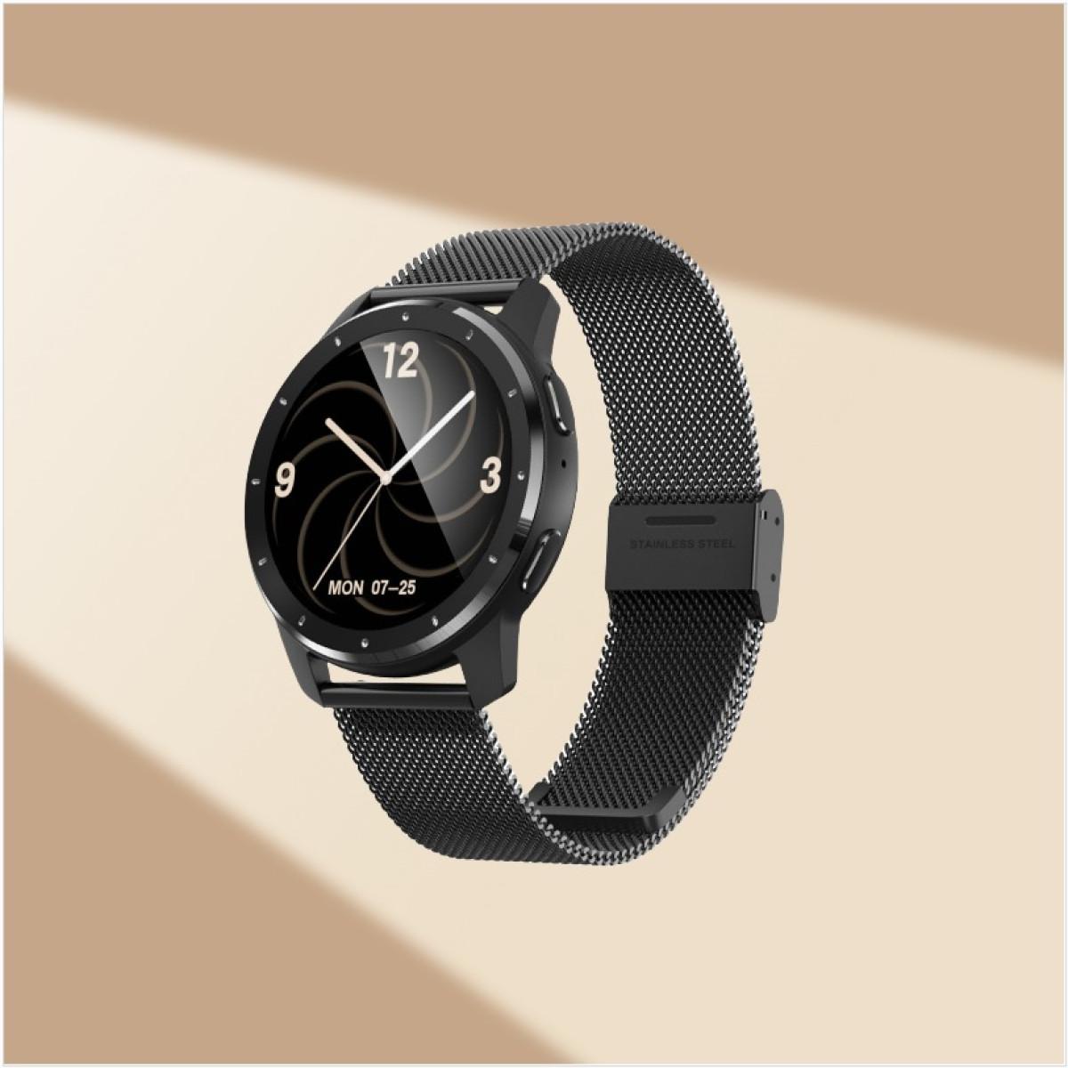 Schwarze Smartwatch mit Mesh-Armband. Der Hintergrund ist ein hellbrauner Farbverlauf.