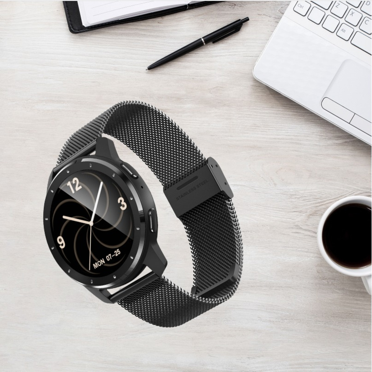 Schwarze Smartwatch auf hellem Holz. Es gibt einen Stift, ein Notizbuch und eine Kaffeetasse.