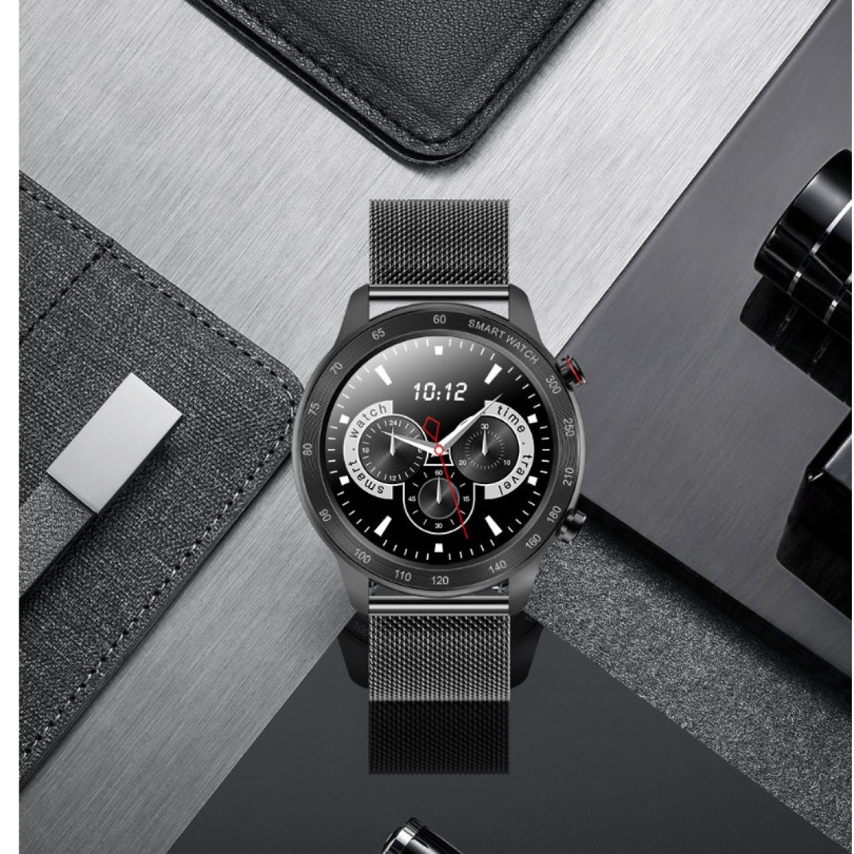 Schwarze Smartwatch auf reflektierender Oberfläche. Die Uhr zeigt die Zeit und hat ein Mesh-Armband.