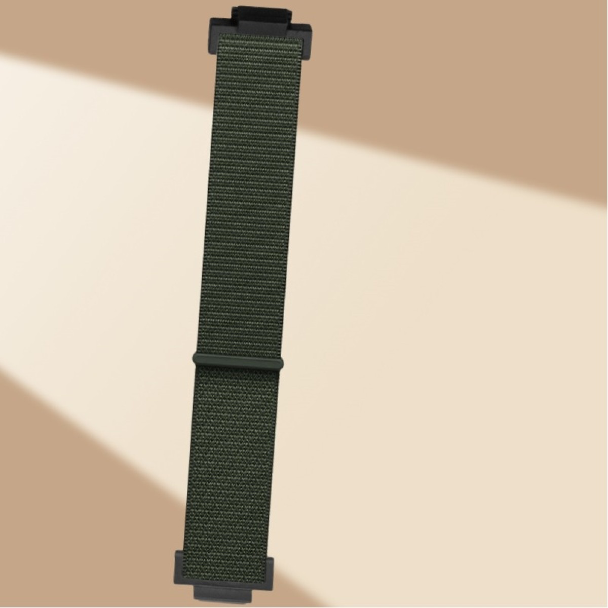 Cinturino verde con connettori neri, su sfondo beige.