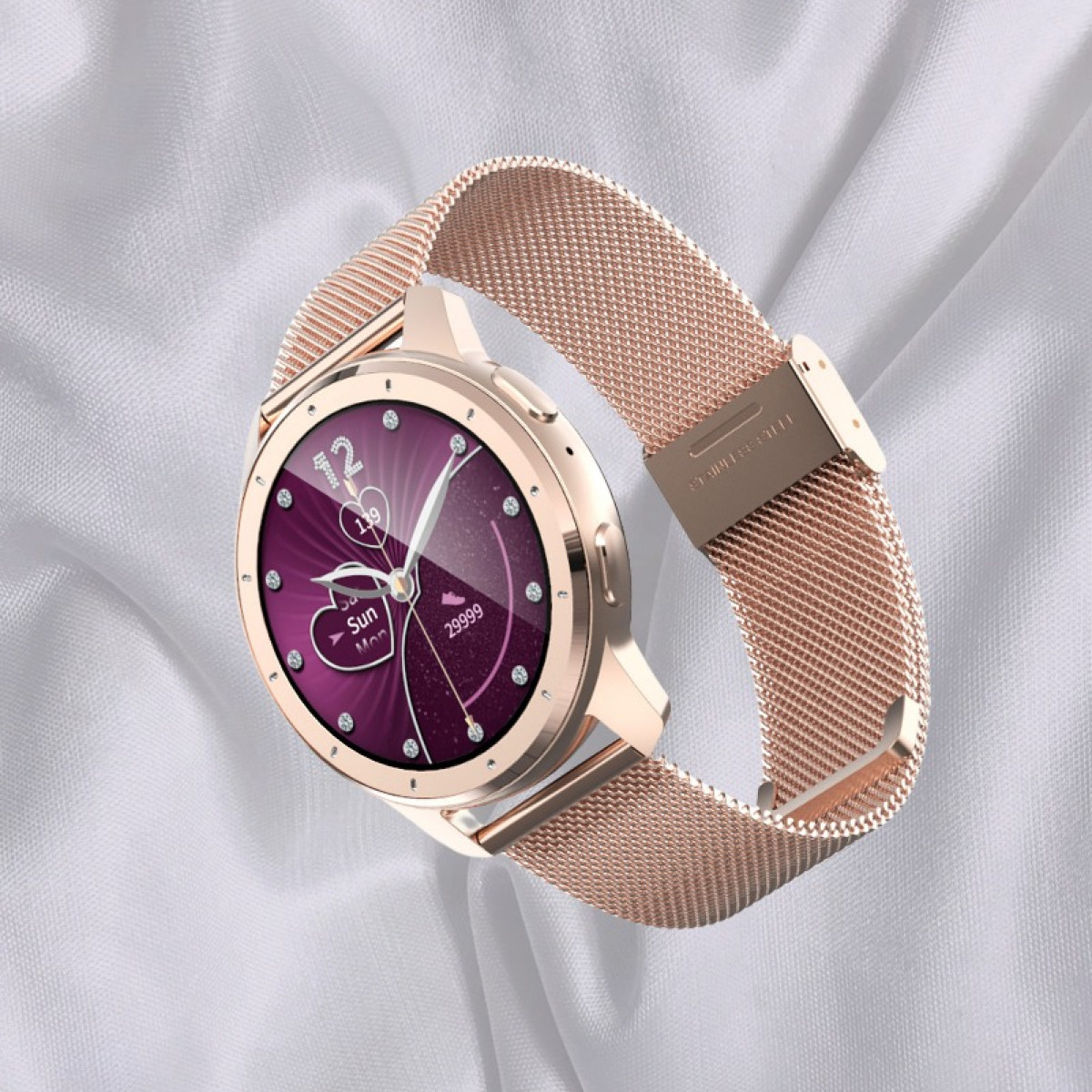 Roségoldene Smartwatch mit roségoldenem Mesh-Armband auf weißem Seidenhintergrund.
