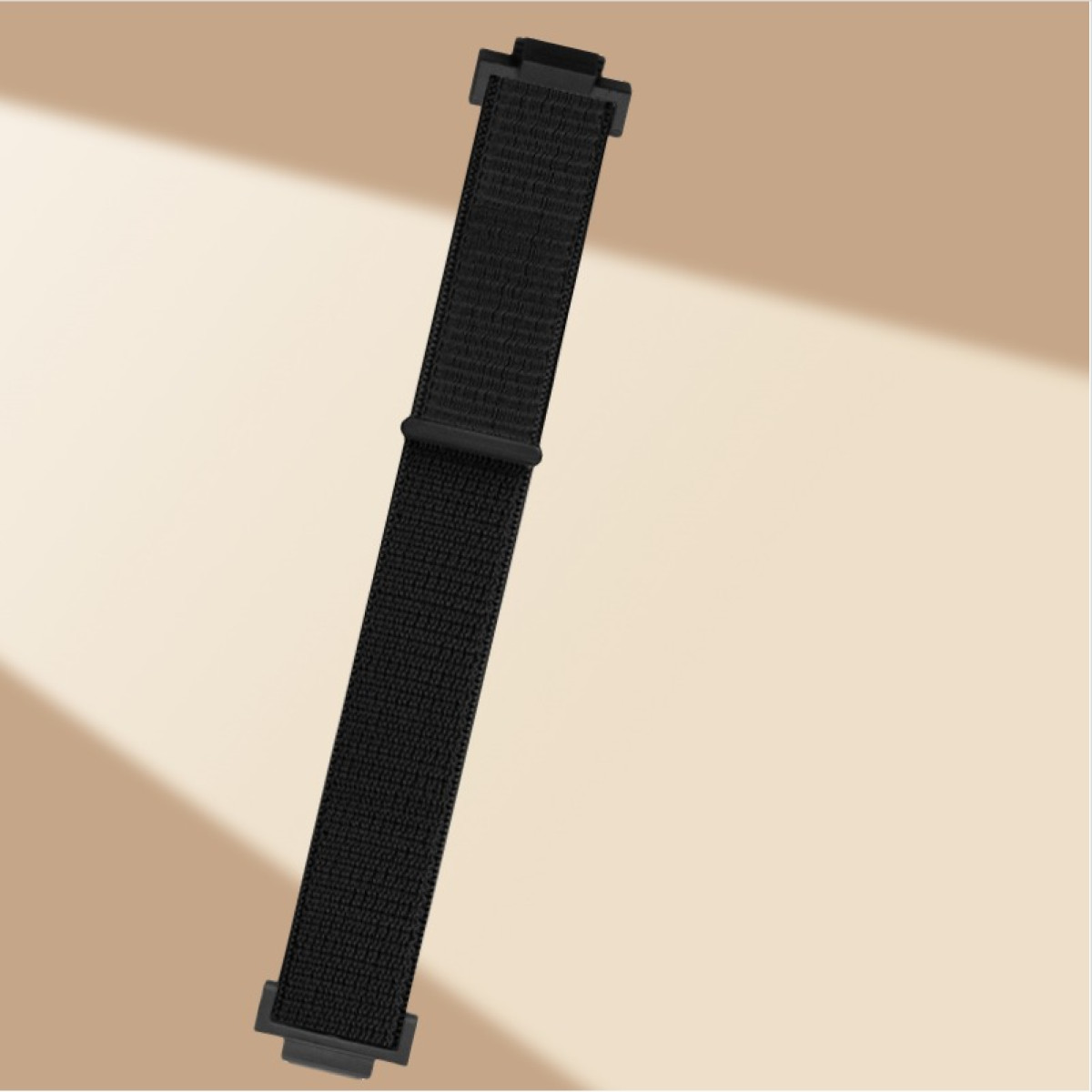 Schwarzes Uhrenarmband, das vor einem beigen Hintergrund abgewinkelt ist. Band ist gerade.