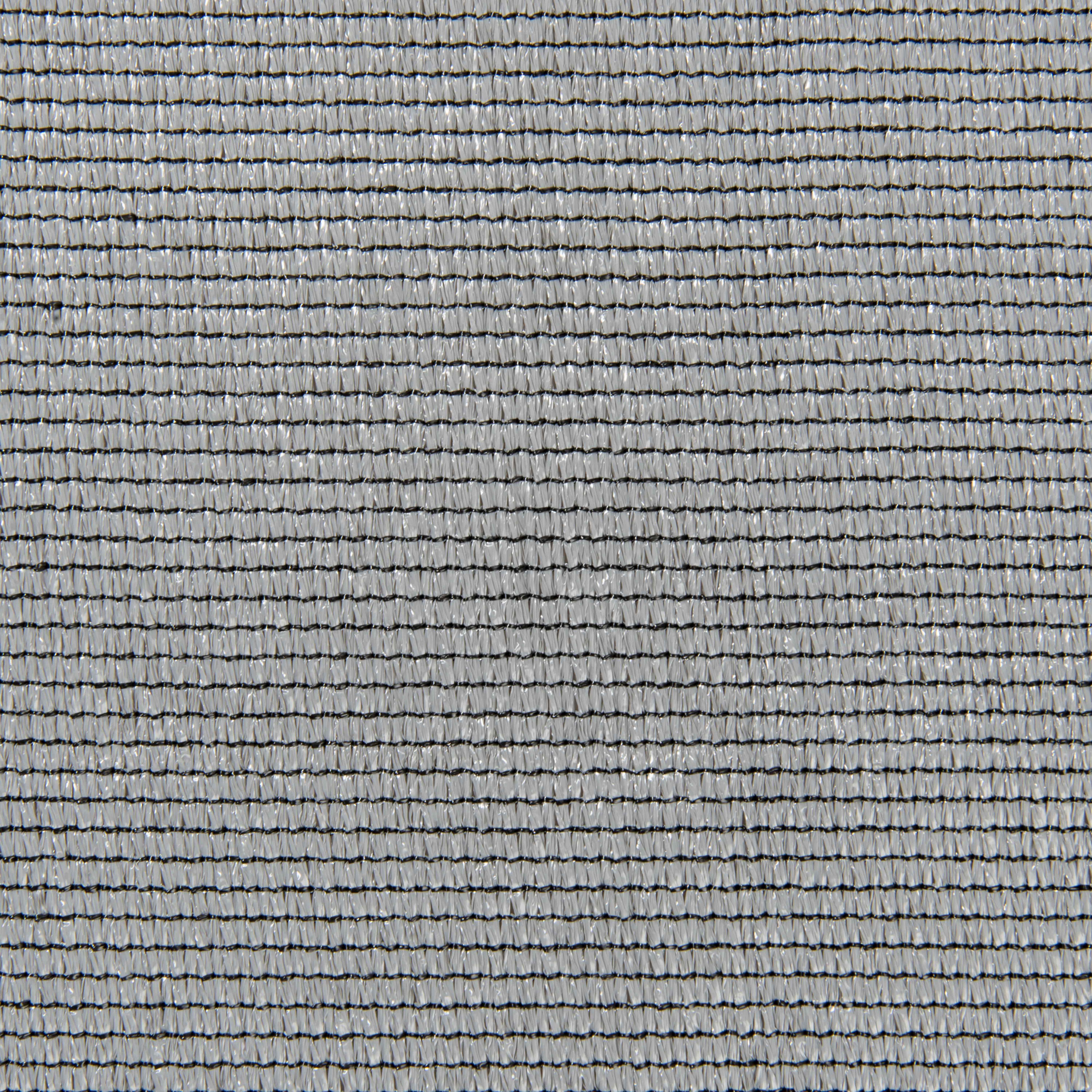 Nahaufnahme von grauem Netzgewebe mit schwarzen Linien, die ein strukturiertes Muster erzeugen.