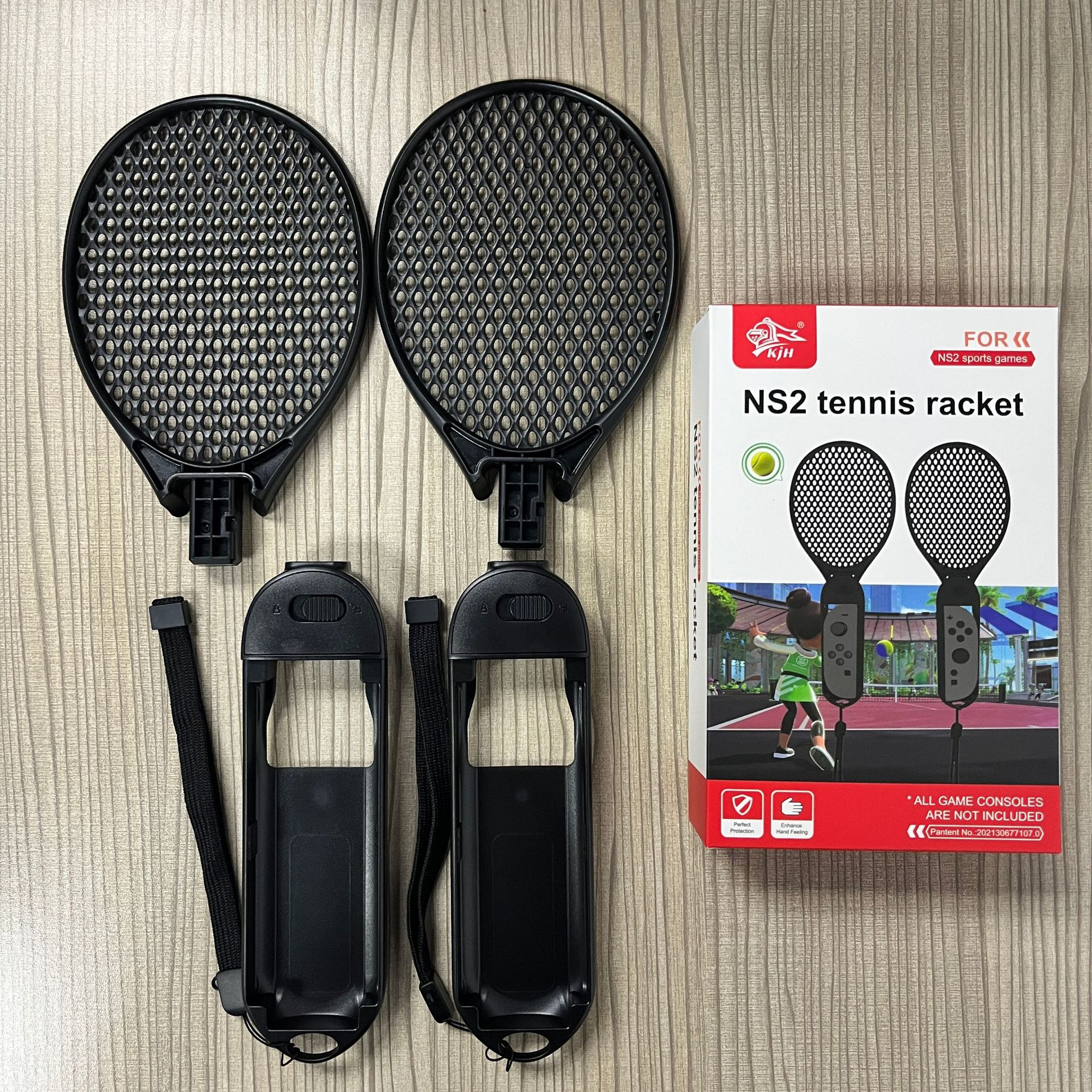 Tennisrackets, gamecontrollers en een doos, allemaal op een oppervlak.