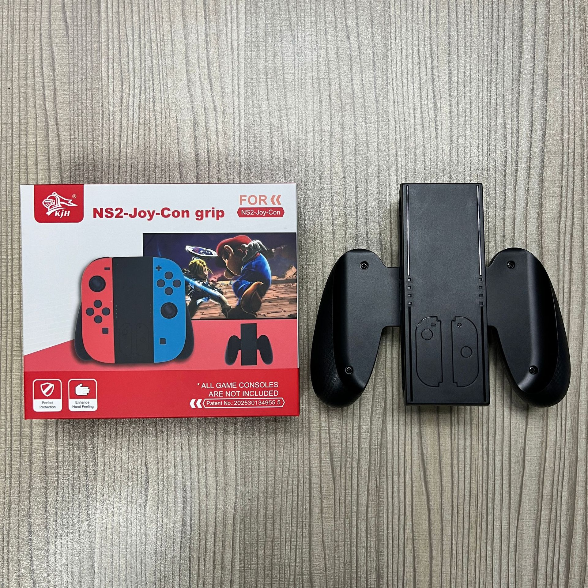 Een spelcontroller grip en een doos liggen op een houten oppervlak. De doos heeft een rood en wit ontwerp.