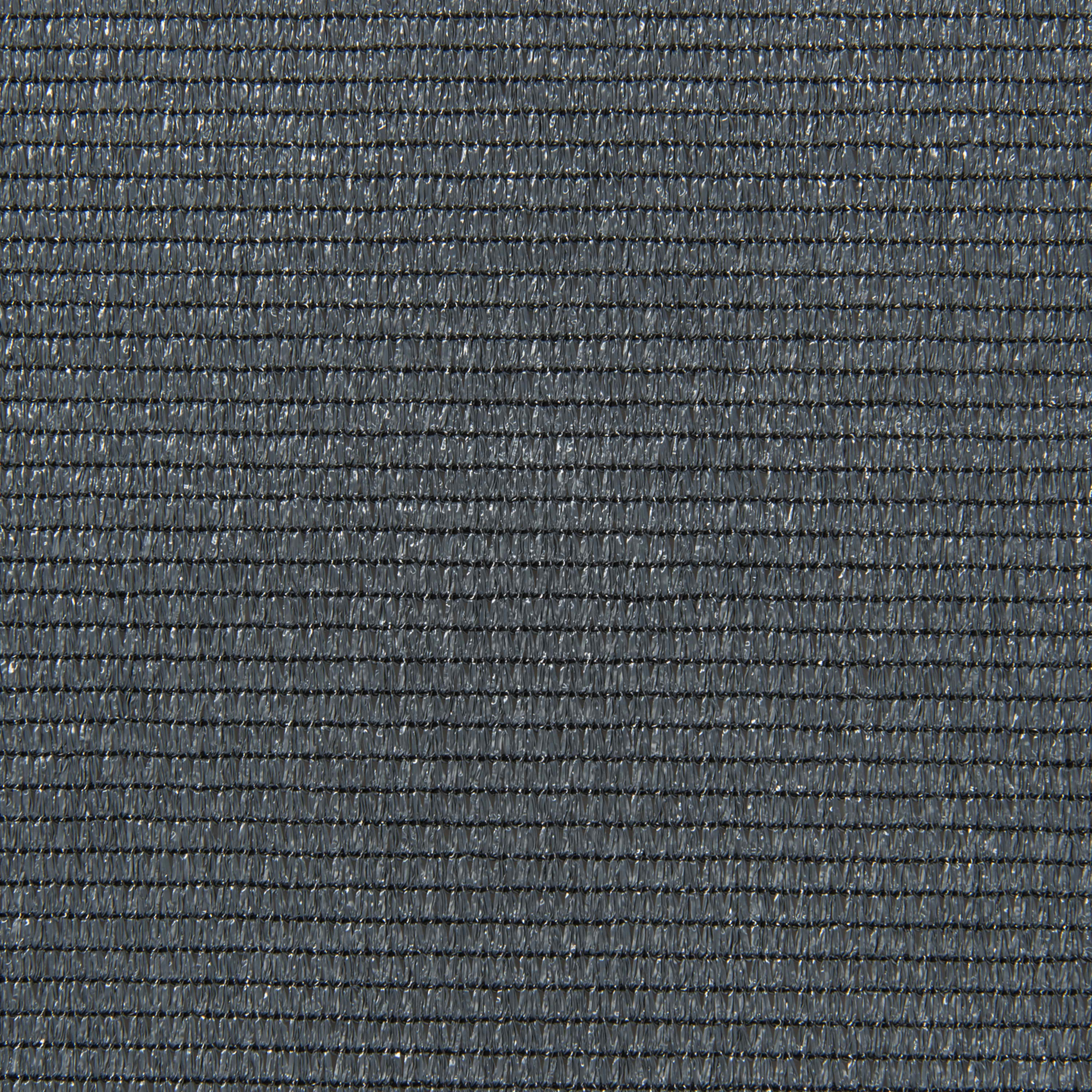 Nahaufnahme eines schwarzen Netzmaterials. Das Netz hat viele kleine, miteinander verbundene quadratische Löcher.