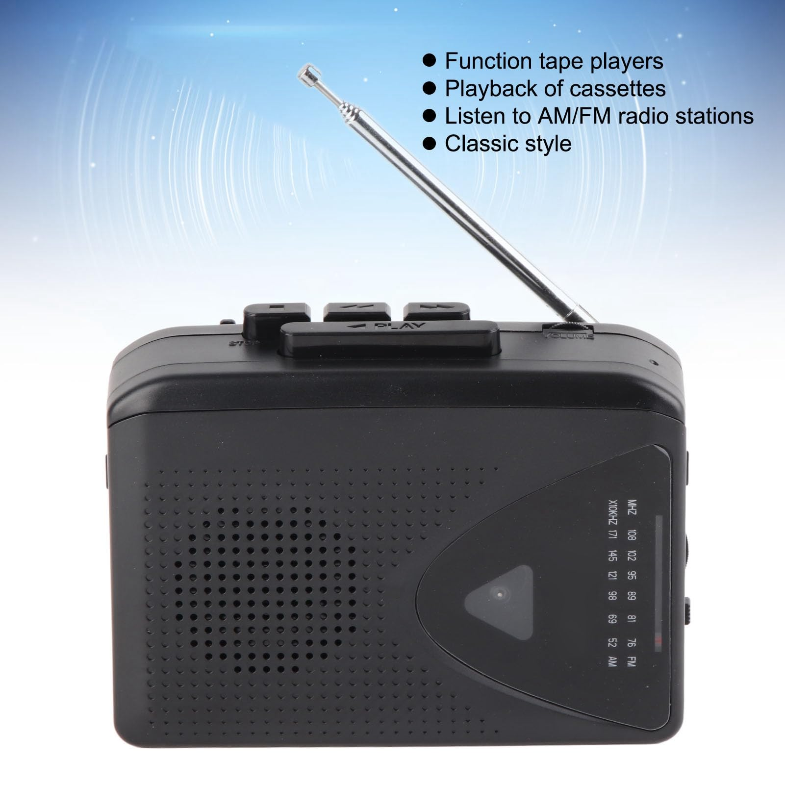 Ein schwarzes Radio mit silberner Antenne. Es gibt Knöpfe und einen Lautsprecher. Text auf dem Radio ist sichtbar.