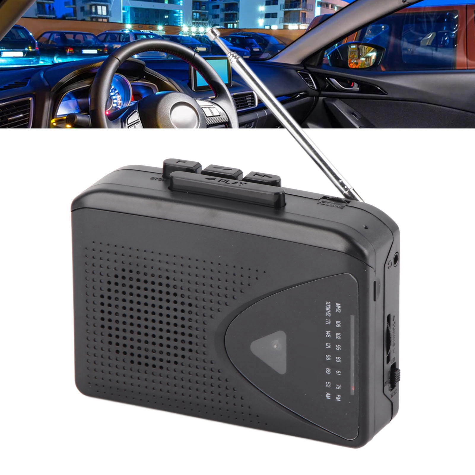 Ein schwarzes Radio in einem Auto, mit Armaturenbrett. Das Radio hat ein Frequenzrad und eine Antenne.