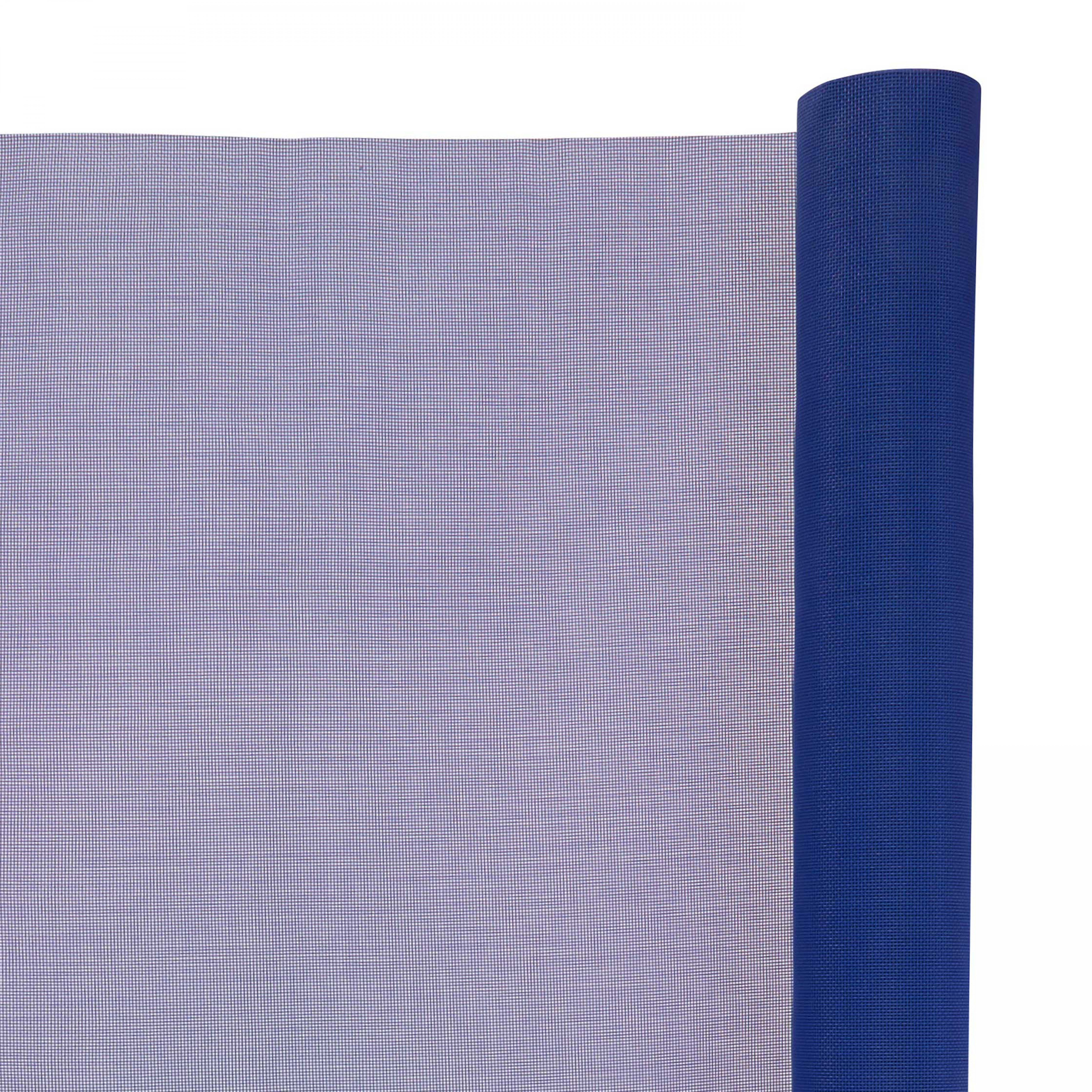 Eine blaue Rolle Netzstoff, teilweise abgerollt, zeigt das Maschenmuster.