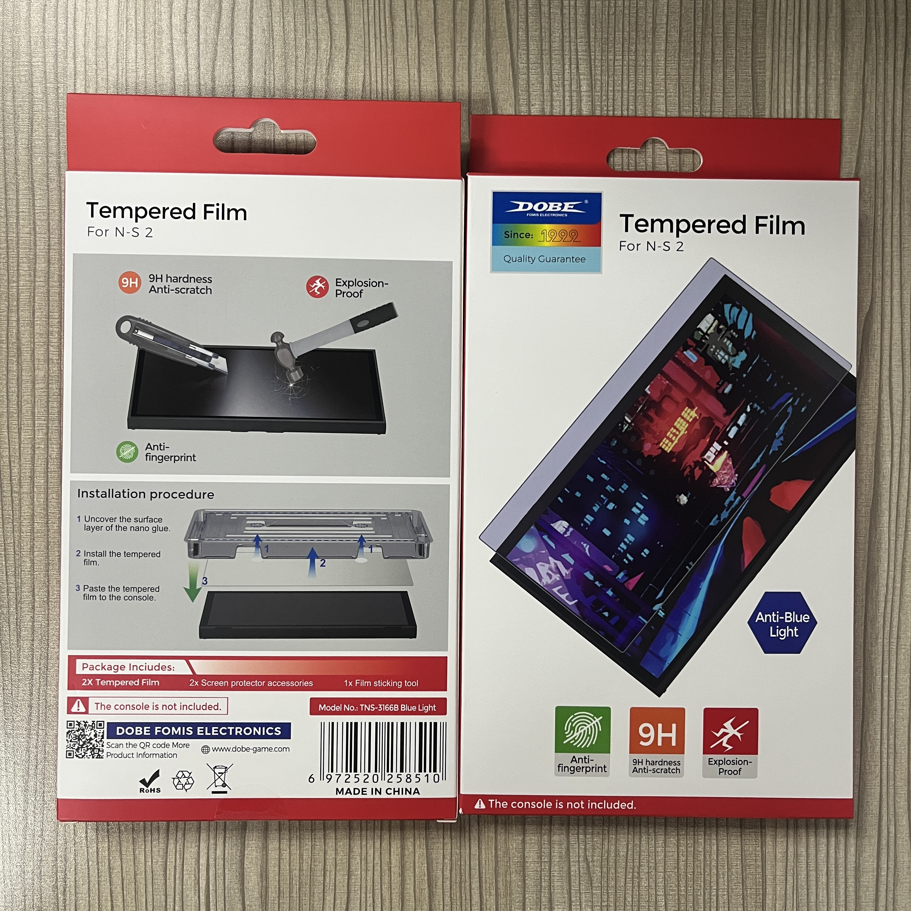 Dwa pudełka produktu do hartowanych ochraniaczy ekranu. Jeden pokazuje instrukcję instalacji.