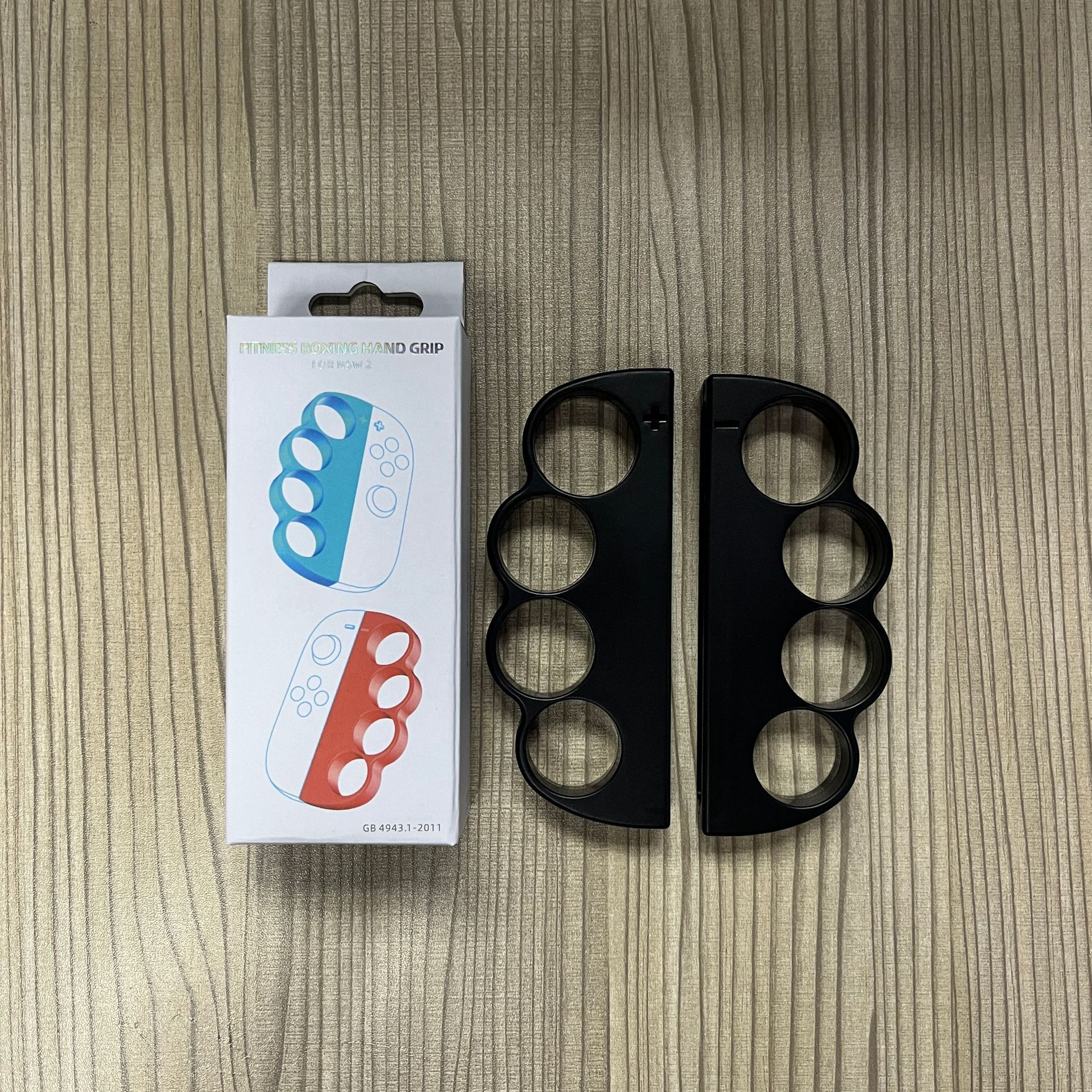 Schachtel mit zwei schwarzen Controller-Knöcheln. Bild von Controllern.
