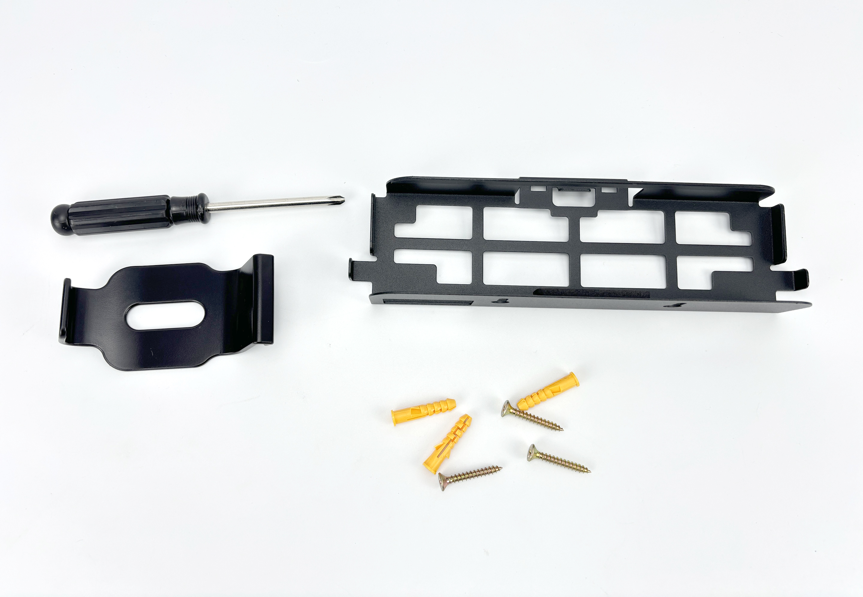 Akcesoria do montażu wspornika: śrubokręt, wspornik, śruby i kołki.