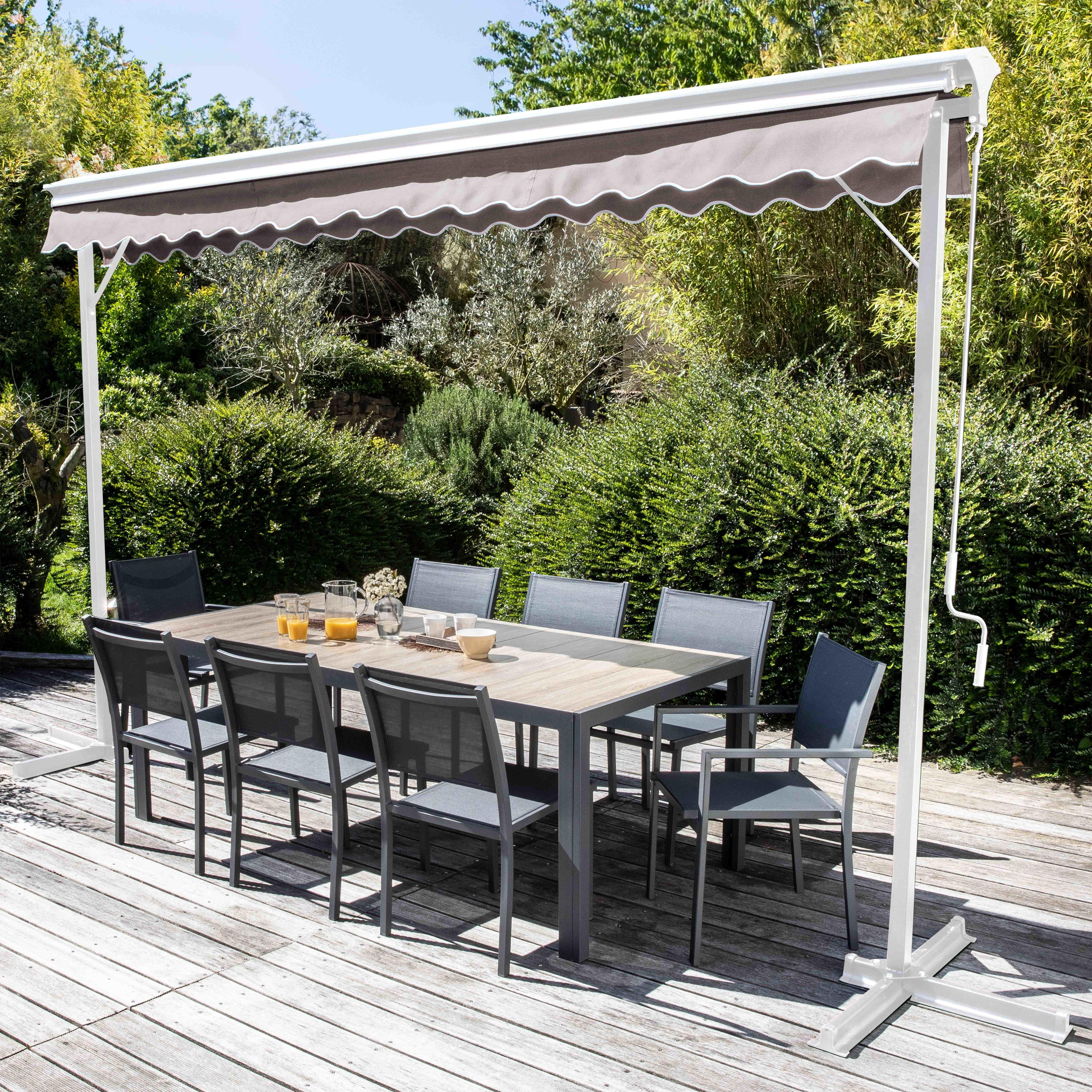 Markise mit Tisch und Stühlen auf weissem Hintergrund.