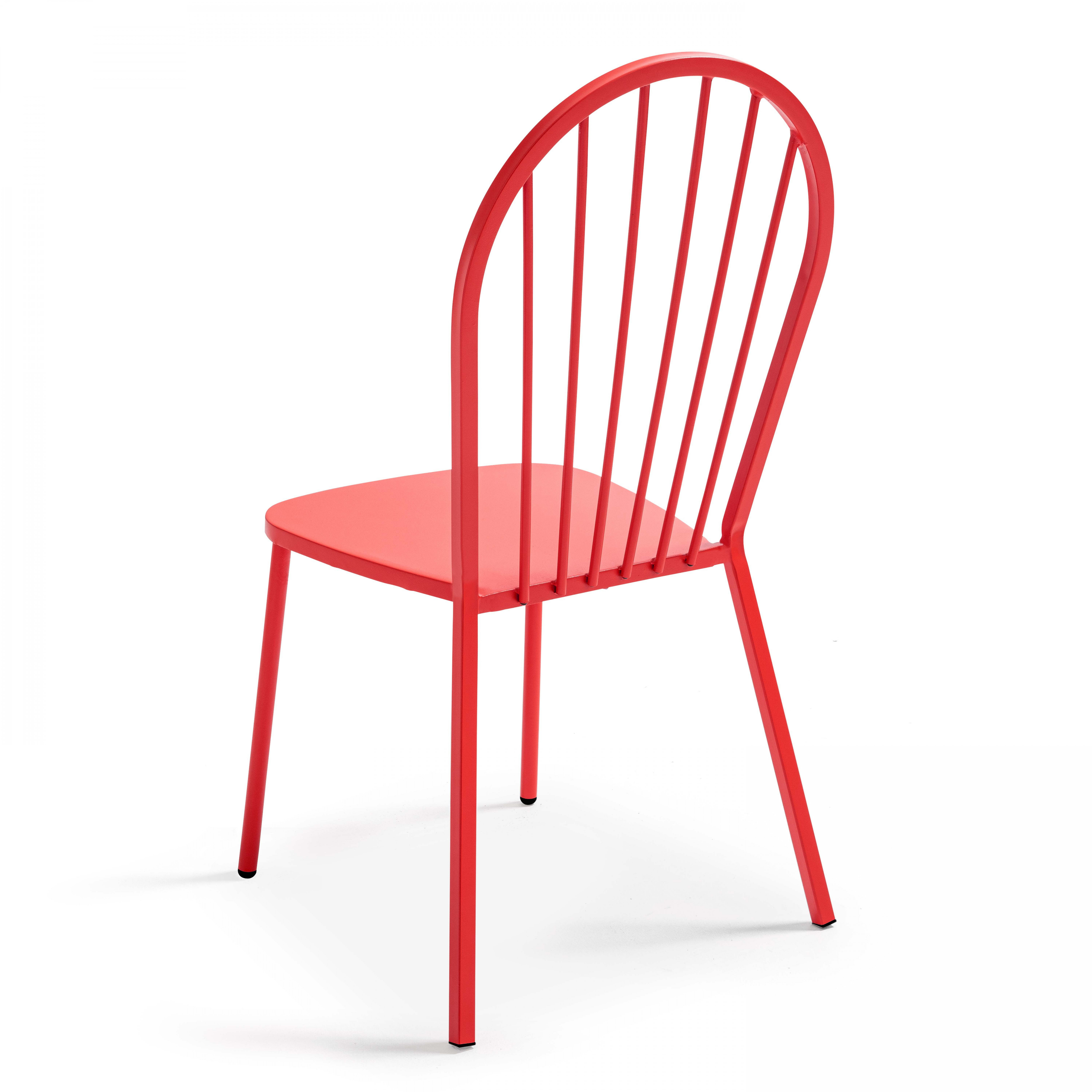 Ein roter Stuhl mit gebogener Rückenlehne und vertikalen Lamellen, von hinten gesehen, auf Weiß.