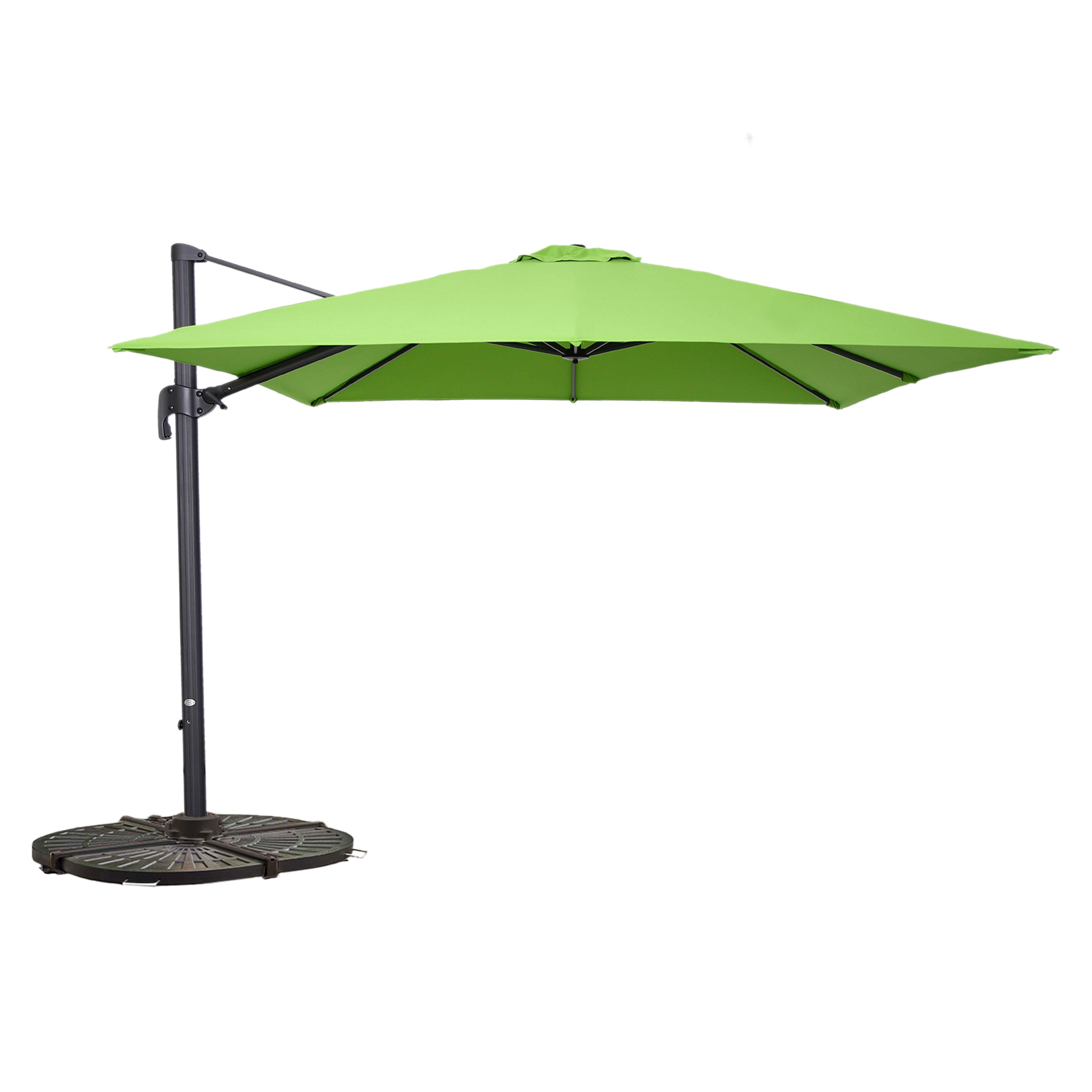 Grüner quadratischer Ausleger-Sonnenschirm mit schwarzem Ständer. Weißer Hintergrund.