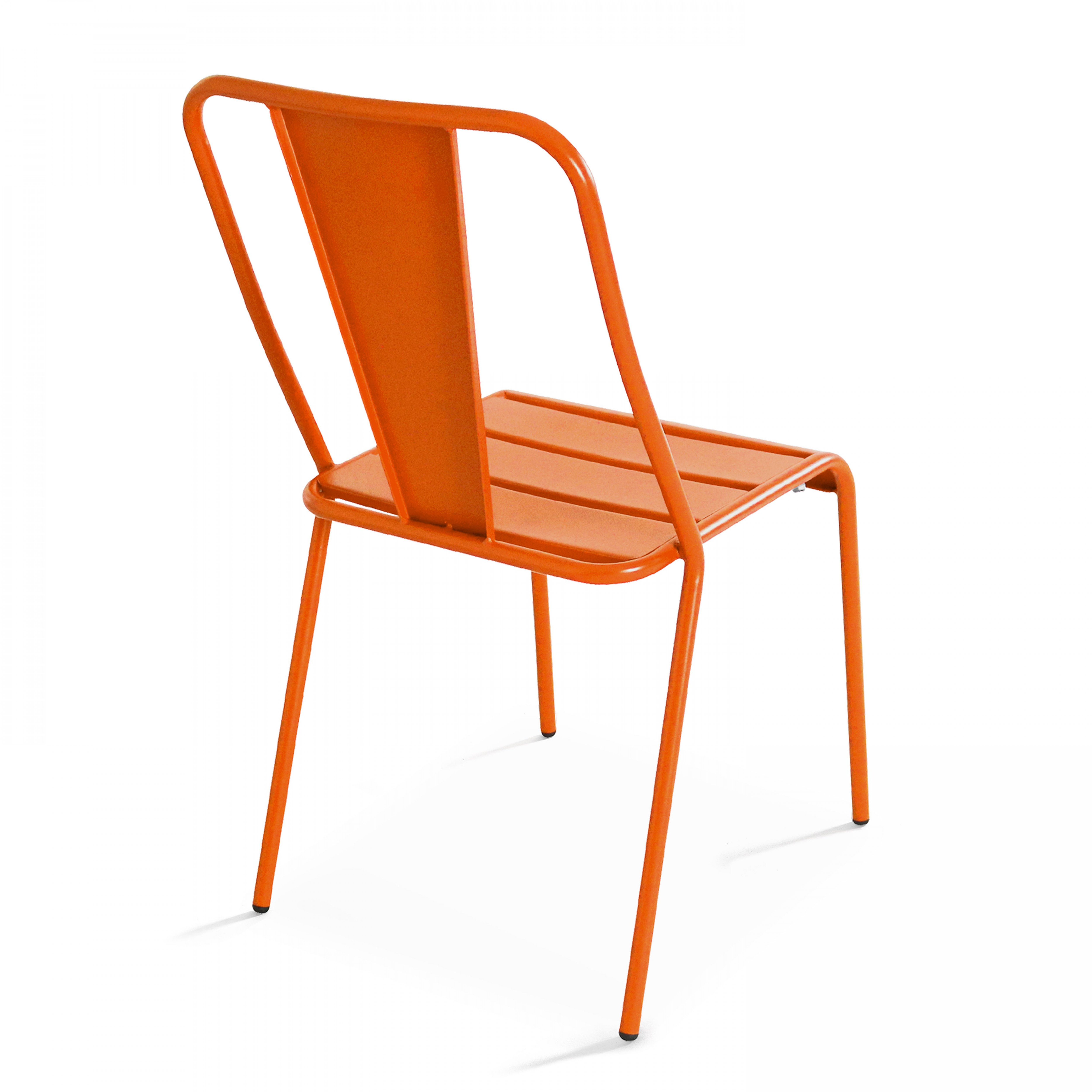 Orangener Metallstuhl, Rückansicht mit Lattenrost und Rückenlehne. Weißer Hintergrund.