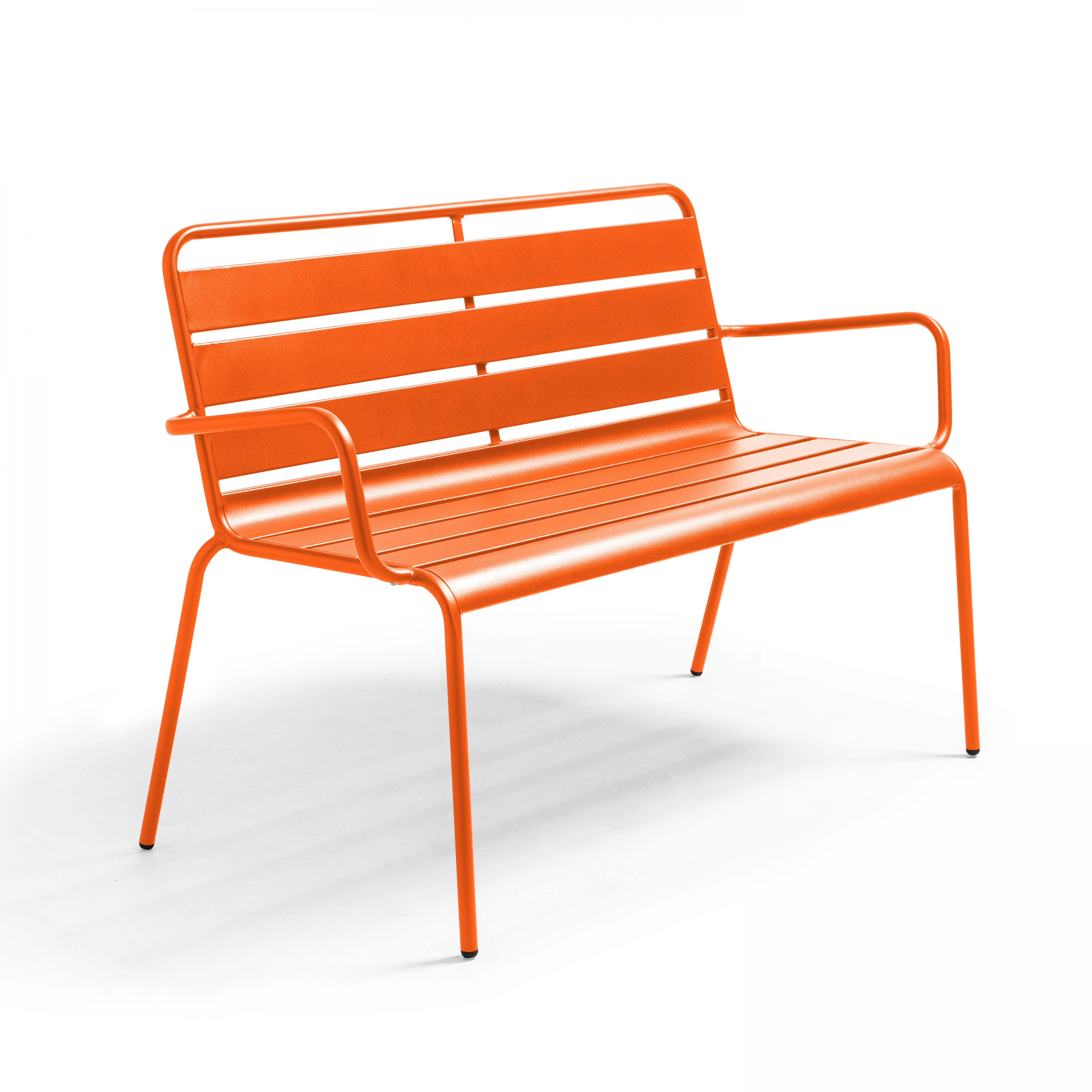 Orangefarbene Metallbank mit Armlehnen, Lattenrost. Weißer Hintergrund.
