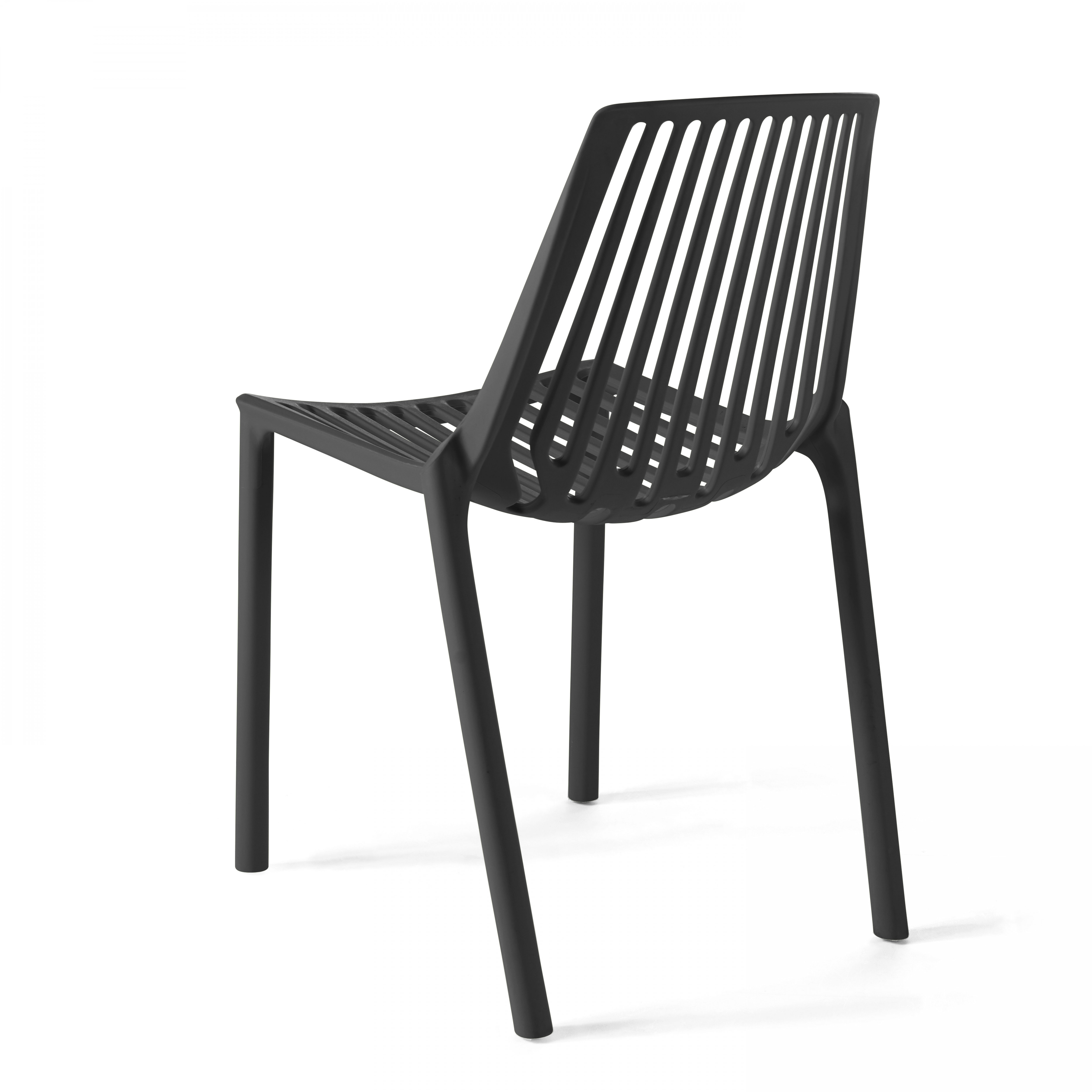Schwarzer Stuhl, Rückansicht. Lamellenrücken, einfaches Design, vier Beine. Weißer Hintergrund.