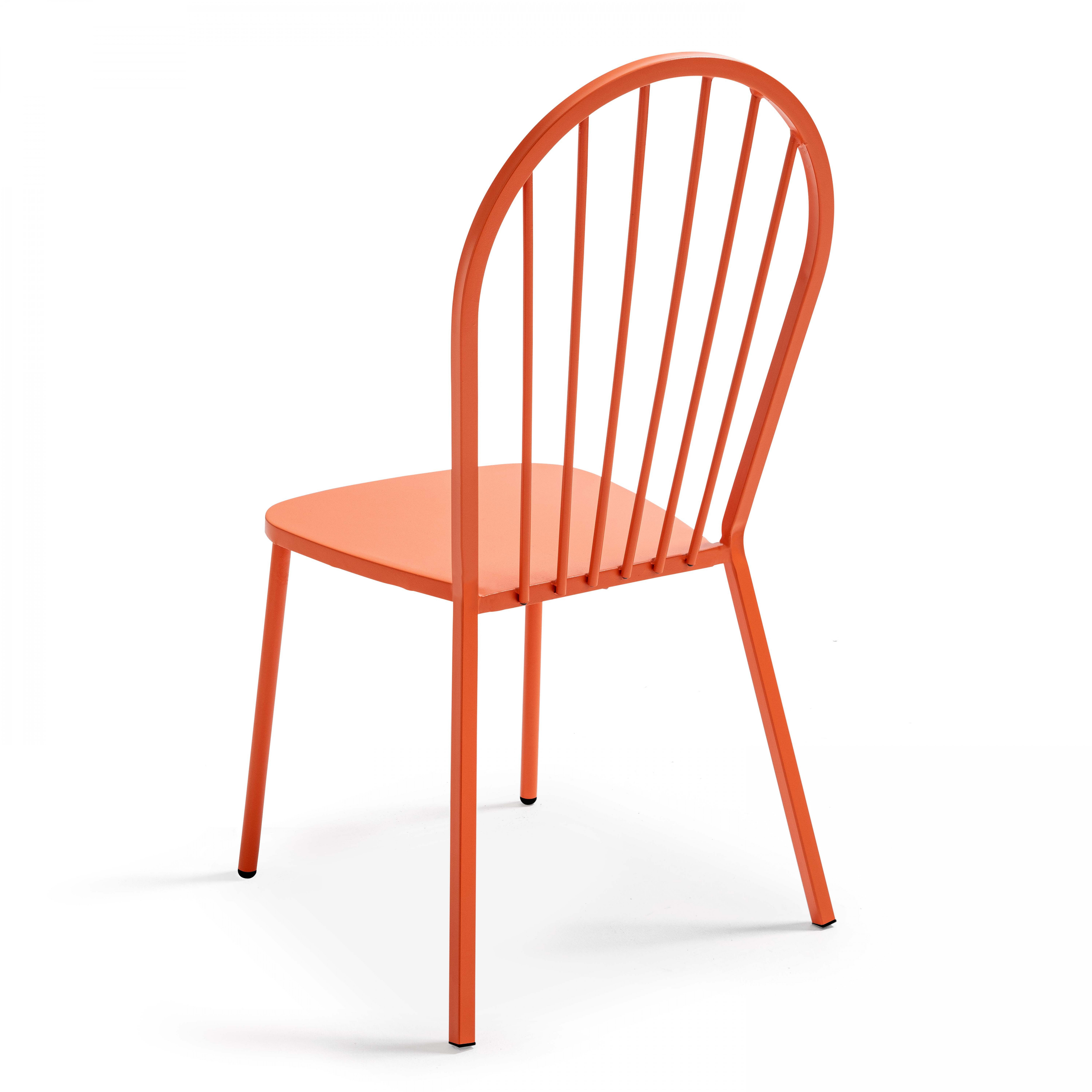 Orangener Metallstuhl mit vertikalen Rückenleisten. Weißer Hintergrund.