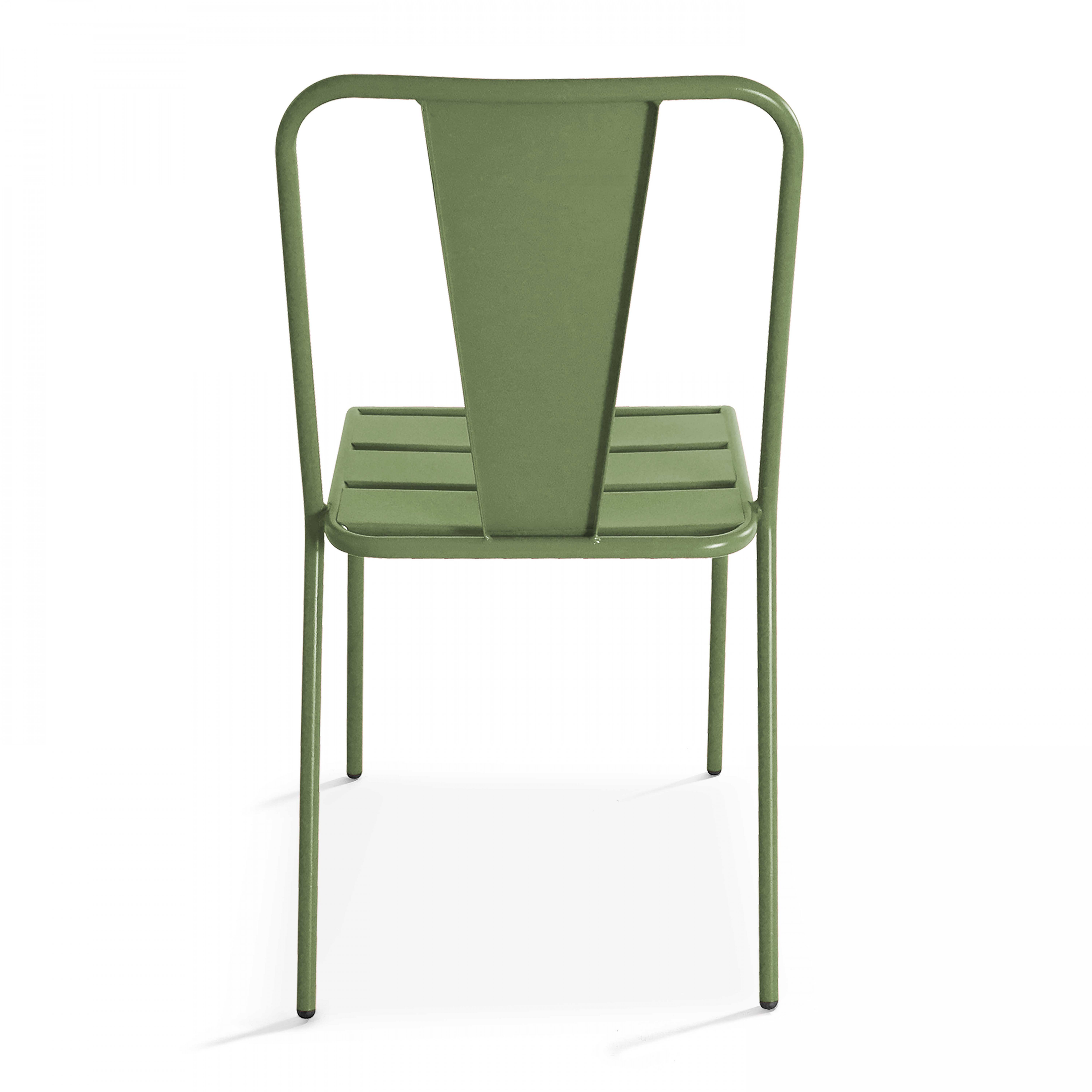 Ein grüner Stuhl von hinten gesehen. Er hat eine feste Rückenlehne und eine Sitzfläche mit Lamellen. Weißer Hintergrund.
