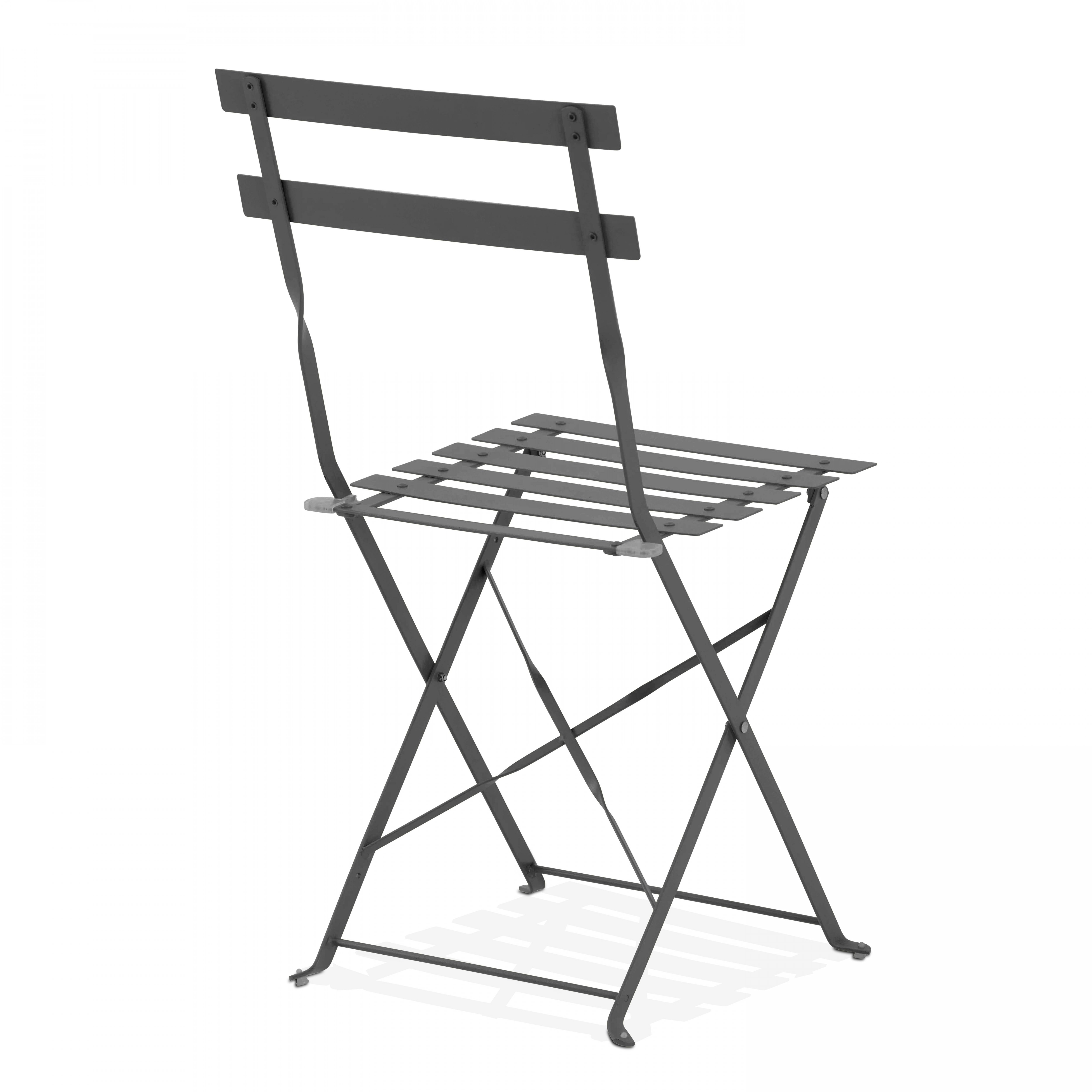 Ein dunkelgrauer Klappstuhl mit Latten Sitz und Rücken. Weißer Hintergrund.